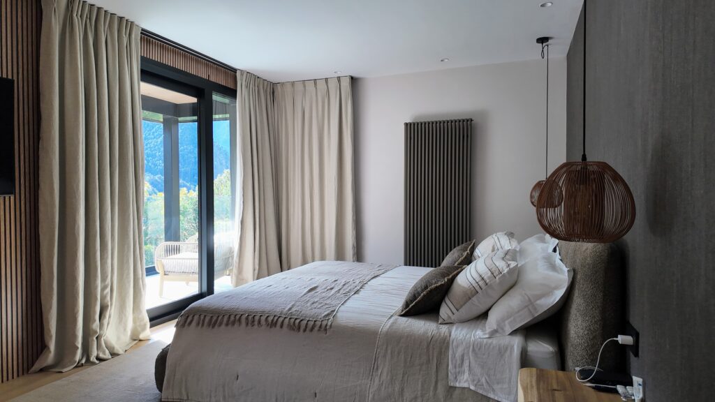 IBI HOUSE by DENISE ✨ Taller de Tapisseria Prèmium – Andorra i Pirineus ✨ El sofà de la teva vida pot continuar sent el mateix, però sorprenent-te i enamorant-te de nou. La nostra missió és recuperar la bellesa dels mobles viscuts, amb història i valor sentimental, i descobrir nous usos de l’art del tapisser professional prèmium. 🏡 Treballem en Hotels, Restaurants, Xalets particulars i en la preparació i adaptació de cases per Airbnb o Booking, el que anomenem “Home Staging”, per donar un aire renovat i acollidor als espais per vendre o llogar ràpidament. 🎨 Al nostre catàleg comptem amb la representació de marques reconegudes nacionals i internacionals marques que ens permeten innovar amb una gran varietat de teixits i textures. 🛋️ Especialitats: Sofàs, cadires i butaques Capçals de llit i parets entapissades Pufs, banquetes i fundes a mida Projectes nàutics i per a terrasses exteriors amb teixits resistents a l’aigua Creació d’estructures a mida 🪡 Taller de Confecció: cortines convencionals, estors, panell japonès, cortina tècnica, coixins, edredons, cobrellits i tèxtil exterior. El tèxtil harmonitza els espais i els fa més còmodes i personals. 🤝 Col·laborem amb els millors interioristes, arquitectes i dissenyadors del Principat d’Andorra per crear propostes adaptades a qualsevol projecte: residències, botigues, oficines, hotels, clíniques i restaurants. 🚤 També oferim serveis de tapisseria de luxe per embarcacions, amb renovació completa de la tapisseria interior i exterior, utilitzant materials italians d’alta qualitat i resistents a l’aigua. 📍 Denise Ibi House també tota classe Cortines a mida amb raïls i barres instal·lades a qualsevol lloc d’Andorra o els Pirineus. Elegància i personalització per a cada espai. #tapisseria #Andorra #Pirineus #decoració #interiorisme IBI HOUSE by DENISE ✨ Taller de Tapicería Premio – Andorra y Pirineos ✨ El sofá de tu vida puede seguir siendo el mismo, pero sorprendiéndote y enamorándote de nuevo. Nuestra misión es recuperar la belleza de los muebles vividos, con historia y valor sentimental, y descubrir nuevos usos del arte del tapicero profesional prémium. 🏡 Trabajamos en hoteles, restaurantes, chalets particulares y en la preparación y adaptación de casas para Airbnb o Booking, lo que llamamos “Home Staging”, para dar un aire renovado y acogedor a los espacios para vender o alquilar rápidamente. 🎨 En nuestro catálogo contamos con la representación de marcas reconocidas nacionales e internacionales, marcas que nos permiten innovar con una gran variedad de tejidos y texturas. 🛋️ Especialidades: Sofás, sillas y sillones Cabezales de cama y paredes tapizadas Pufs, banquillos y fundas a medida Proyectos náuticos y para terrazas exteriores con tejidos resistentes al agua Creación de estructuras a medida 🪡 Taller de confección: cortinas convencionales, estores, panel japonés, cortina técnica, almohadas, edredones, colchas y textil exterior. Renovación de la imagen de hoteles por precios más económicos que uns renovación en obra; con nuestro sistema renovamos sin cerrar ningún día. El textil armoniza los espacios y los hace más cómodos, personales y elegantes. 🤝 Colaboramos con los mejores interioristas, arquitectos y diseñadores del Principado de Andorra y de los Pirineos para crear propuestas adaptadas a cualquier proyecto: residencias, chalets, tiendas, oficinas, hoteles, clínicas y restaurantes. 🚤 También ofrecemos servicios de tapicería de lujo para embarcaciones y terrazas exteriores (así no tenemos que mover todo el textil exterior al interior en caso de lluvia o nevada), con renovación completa de la tapicería interior y exterior, utilizando tejidos habitualmente italianos de alta calidad y resistentes al agua o al fuego (hidrófugos e ignífugos). 📍 Denise Ibi House también toda clase de cortinas a medida con raíles y barras instaladas en cualquier sitio de Andorra o los Pirineos. Elegancia y personalización para cada espacio. #tapicería #Andorra #Pirineos #decoración #interiorismo