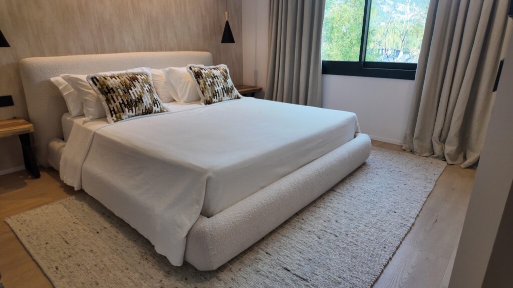 IBI HOUSE by DENISE ✨ Taller de Tapisseria Prèmium – Andorra i Pirineus ✨

El sofà de la teva vida pot continuar sent el mateix, però sorprenent-te i enamorant-te de nou. La nostra missió és recuperar la bellesa dels mobles viscuts, amb història i valor sentimental, i descobrir nous usos de l’art del tapisser professional prèmium.

🏡 Treballem en Hotels, Restaurants, Xalets particulars i en la preparació i adaptació de cases per Airbnb o Booking, el que anomenem “Home Staging”, per donar un aire renovat i acollidor als espais per vendre o llogar ràpidament.

🎨 Al nostre catàleg comptem amb la representació de marques reconegudes nacionals i internacionals marques que ens permeten innovar amb una gran varietat de teixits i textures.

🛋️ Especialitats:

Sofàs, cadires i butaques

Capçals de llit i parets entapissades

Pufs, banquetes i fundes a mida

Projectes nàutics i per a terrasses exteriors amb teixits resistents a l’aigua

Creació d’estructures a mida

🪡 Taller de Confecció: cortines convencionals, estors, panell japonès, cortina tècnica, coixins, edredons, cobrellits i tèxtil exterior. El tèxtil harmonitza els espais i els fa més còmodes i personals.

🤝 Col·laborem amb els millors interioristes, arquitectes i dissenyadors del Principat d’Andorra per crear propostes adaptades a qualsevol projecte: residències, botigues, oficines, hotels, clíniques i restaurants.

🚤 També oferim serveis de tapisseria de luxe per embarcacions, amb renovació completa de la tapisseria interior i exterior, utilitzant materials italians d’alta qualitat i resistents a l’aigua.

📍 Denise Ibi House també tota classe Cortines a mida amb raïls i barres instal·lades a qualsevol lloc d’Andorra o els Pirineus. Elegància i personalització per a cada espai.

#tapisseria #Andorra #Pirineus #decoració #interiorisme

