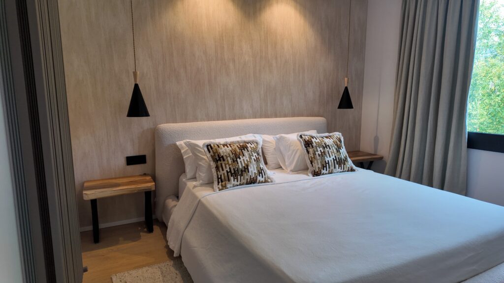 IBI HOUSE by DENISE ✨ Taller de Tapisseria Prèmium – Andorra i Pirineus ✨ El sofà de la teva vida pot continuar sent el mateix, però sorprenent-te i enamorant-te de nou. La nostra missió és recuperar la bellesa dels mobles viscuts, amb història i valor sentimental, i descobrir nous usos de l’art del tapisser professional prèmium. 🏡 Treballem en Hotels, Restaurants, Xalets particulars i en la preparació i adaptació de cases per Airbnb o Booking, el que anomenem “Home Staging”, per donar un aire renovat i acollidor als espais per vendre o llogar ràpidament. 🎨 Al nostre catàleg comptem amb la representació de marques reconegudes nacionals i internacionals marques que ens permeten innovar amb una gran varietat de teixits i textures. 🛋️ Especialitats: Sofàs, cadires i butaques Capçals de llit i parets entapissades Pufs, banquetes i fundes a mida Projectes nàutics i per a terrasses exteriors amb teixits resistents a l’aigua Creació d’estructures a mida 🪡 Taller de Confecció: cortines convencionals, estors, panell japonès, cortina tècnica, coixins, edredons, cobrellits i tèxtil exterior. El tèxtil harmonitza els espais i els fa més còmodes i personals. 🤝 Col·laborem amb els millors interioristes, arquitectes i dissenyadors del Principat d’Andorra per crear propostes adaptades a qualsevol projecte: residències, botigues, oficines, hotels, clíniques i restaurants. 🚤 També oferim serveis de tapisseria de luxe per embarcacions, amb renovació completa de la tapisseria interior i exterior, utilitzant materials italians d’alta qualitat i resistents a l’aigua. 📍 Denise Ibi House també tota classe Cortines a mida amb raïls i barres instal·lades a qualsevol lloc d’Andorra o els Pirineus. Elegància i personalització per a cada espai. #tapisseria #Andorra #Pirineus #decoració #interiorisme IBI HOUSE by DENISE ✨ Taller de Tapicería Premio – Andorra y Pirineos ✨ El sofá de tu vida puede seguir siendo el mismo, pero sorprendiéndote y enamorándote de nuevo. Nuestra misión es recuperar la belleza de los muebles vividos, con historia y valor sentimental, y descubrir nuevos usos del arte del tapicero profesional prémium. 🏡 Trabajamos en hoteles, restaurantes, chalets particulares y en la preparación y adaptación de casas para Airbnb o Booking, lo que llamamos “Home Staging”, para dar un aire renovado y acogedor a los espacios para vender o alquilar rápidamente. 🎨 En nuestro catálogo contamos con la representación de marcas reconocidas nacionales e internacionales, marcas que nos permiten innovar con una gran variedad de tejidos y texturas. 🛋️ Especialidades: Sofás, sillas y sillones Cabezales de cama y paredes tapizadas Pufs, banquillos y fundas a medida Proyectos náuticos y para terrazas exteriores con tejidos resistentes al agua Creación de estructuras a medida 🪡 Taller de confección: cortinas convencionales, estores, panel japonés, cortina técnica, almohadas, edredones, colchas y textil exterior. Renovación de la imagen de hoteles por precios más económicos que uns renovación en obra; con nuestro sistema renovamos sin cerrar ningún día. El textil armoniza los espacios y los hace más cómodos, personales y elegantes. 🤝 Colaboramos con los mejores interioristas, arquitectos y diseñadores del Principado de Andorra y de los Pirineos para crear propuestas adaptadas a cualquier proyecto: residencias, chalets, tiendas, oficinas, hoteles, clínicas y restaurantes. 🚤 También ofrecemos servicios de tapicería de lujo para embarcaciones y terrazas exteriores (así no tenemos que mover todo el textil exterior al interior en caso de lluvia o nevada), con renovación completa de la tapicería interior y exterior, utilizando tejidos habitualmente italianos de alta calidad y resistentes al agua o al fuego (hidrófugos e ignífugos). 📍 Denise Ibi House también toda clase de cortinas a medida con raíles y barras instaladas en cualquier sitio de Andorra o los Pirineos. Elegancia y personalización para cada espacio. #tapicería #Andorra #Pirineos #decoración #interiorismo