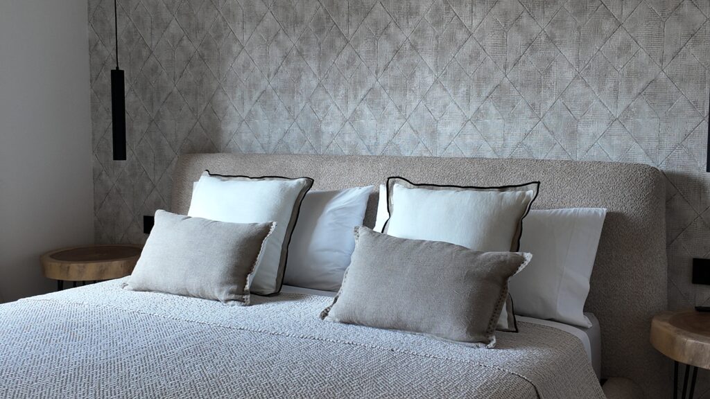 IBI HOUSE by DENISE ✨ Taller de Tapisseria Prèmium – Andorra i Pirineus ✨ El sofà de la teva vida pot continuar sent el mateix, però sorprenent-te i enamorant-te de nou. La nostra missió és recuperar la bellesa dels mobles viscuts, amb història i valor sentimental, i descobrir nous usos de l’art del tapisser professional prèmium. 🏡 Treballem en Hotels, Restaurants, Xalets particulars i en la preparació i adaptació de cases per Airbnb o Booking, el que anomenem “Home Staging”, per donar un aire renovat i acollidor als espais per vendre o llogar ràpidament. 🎨 Al nostre catàleg comptem amb la representació de marques reconegudes nacionals i internacionals marques que ens permeten innovar amb una gran varietat de teixits i textures. 🛋️ Especialitats: Sofàs, cadires i butaques Capçals de llit i parets entapissades Pufs, banquetes i fundes a mida Projectes nàutics i per a terrasses exteriors amb teixits resistents a l’aigua Creació d’estructures a mida 🪡 Taller de Confecció: cortines convencionals, estors, panell japonès, cortina tècnica, coixins, edredons, cobrellits i tèxtil exterior. El tèxtil harmonitza els espais i els fa més còmodes i personals. 🤝 Col·laborem amb els millors interioristes, arquitectes i dissenyadors del Principat d’Andorra per crear propostes adaptades a qualsevol projecte: residències, botigues, oficines, hotels, clíniques i restaurants. 🚤 També oferim serveis de tapisseria de luxe per embarcacions, amb renovació completa de la tapisseria interior i exterior, utilitzant materials italians d’alta qualitat i resistents a l’aigua. 📍 Denise Ibi House també tota classe Cortines a mida amb raïls i barres instal·lades a qualsevol lloc d’Andorra o els Pirineus. Elegància i personalització per a cada espai. #tapisseria #Andorra #Pirineus #decoració #interiorisme IBI HOUSE by DENISE ✨ Taller de Tapicería Premio – Andorra y Pirineos ✨ El sofá de tu vida puede seguir siendo el mismo, pero sorprendiéndote y enamorándote de nuevo. Nuestra misión es recuperar la belleza de los muebles vividos, con historia y valor sentimental, y descubrir nuevos usos del arte del tapicero profesional prémium. 🏡 Trabajamos en hoteles, restaurantes, chalets particulares y en la preparación y adaptación de casas para Airbnb o Booking, lo que llamamos “Home Staging”, para dar un aire renovado y acogedor a los espacios para vender o alquilar rápidamente. 🎨 En nuestro catálogo contamos con la representación de marcas reconocidas nacionales e internacionales, marcas que nos permiten innovar con una gran variedad de tejidos y texturas. 🛋️ Especialidades: Sofás, sillas y sillones Cabezales de cama y paredes tapizadas Pufs, banquillos y fundas a medida Proyectos náuticos y para terrazas exteriores con tejidos resistentes al agua Creación de estructuras a medida 🪡 Taller de confección: cortinas convencionales, estores, panel japonés, cortina técnica, almohadas, edredones, colchas y textil exterior. Renovación de la imagen de hoteles por precios más económicos que uns renovación en obra; con nuestro sistema renovamos sin cerrar ningún día. El textil armoniza los espacios y los hace más cómodos, personales y elegantes. 🤝 Colaboramos con los mejores interioristas, arquitectos y diseñadores del Principado de Andorra y de los Pirineos para crear propuestas adaptadas a cualquier proyecto: residencias, chalets, tiendas, oficinas, hoteles, clínicas y restaurantes. 🚤 También ofrecemos servicios de tapicería de lujo para embarcaciones y terrazas exteriores (así no tenemos que mover todo el textil exterior al interior en caso de lluvia o nevada), con renovación completa de la tapicería interior y exterior, utilizando tejidos habitualmente italianos de alta calidad y resistentes al agua o al fuego (hidrófugos e ignífugos). 📍 Denise Ibi House también toda clase de cortinas a medida con raíles y barras instaladas en cualquier sitio de Andorra o los Pirineos. Elegancia y personalización para cada espacio. #tapicería #Andorra #Pirineos #decoración #interiorismo