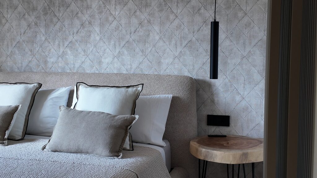 IBI HOUSE by DENISE ✨ Taller de Tapisseria Prèmium – Andorra i Pirineus ✨ El sofà de la teva vida pot continuar sent el mateix, però sorprenent-te i enamorant-te de nou. La nostra missió és recuperar la bellesa dels mobles viscuts, amb història i valor sentimental, i descobrir nous usos de l’art del tapisser professional prèmium. 🏡 Treballem en Hotels, Restaurants, Xalets particulars i en la preparació i adaptació de cases per Airbnb o Booking, el que anomenem “Home Staging”, per donar un aire renovat i acollidor als espais per vendre o llogar ràpidament. 🎨 Al nostre catàleg comptem amb la representació de marques reconegudes nacionals i internacionals marques que ens permeten innovar amb una gran varietat de teixits i textures. 🛋️ Especialitats: Sofàs, cadires i butaques Capçals de llit i parets entapissades Pufs, banquetes i fundes a mida Projectes nàutics i per a terrasses exteriors amb teixits resistents a l’aigua Creació d’estructures a mida 🪡 Taller de Confecció: cortines convencionals, estors, panell japonès, cortina tècnica, coixins, edredons, cobrellits i tèxtil exterior. El tèxtil harmonitza els espais i els fa més còmodes i personals. 🤝 Col·laborem amb els millors interioristes, arquitectes i dissenyadors del Principat d’Andorra per crear propostes adaptades a qualsevol projecte: residències, botigues, oficines, hotels, clíniques i restaurants. 🚤 També oferim serveis de tapisseria de luxe per embarcacions, amb renovació completa de la tapisseria interior i exterior, utilitzant materials italians d’alta qualitat i resistents a l’aigua. 📍 Denise Ibi House també tota classe Cortines a mida amb raïls i barres instal·lades a qualsevol lloc d’Andorra o els Pirineus. Elegància i personalització per a cada espai. #tapisseria #Andorra #Pirineus #decoració #interiorisme IBI HOUSE by DENISE ✨ Taller de Tapicería Premio – Andorra y Pirineos ✨ El sofá de tu vida puede seguir siendo el mismo, pero sorprendiéndote y enamorándote de nuevo. Nuestra misión es recuperar la belleza de los muebles vividos, con historia y valor sentimental, y descubrir nuevos usos del arte del tapicero profesional prémium. 🏡 Trabajamos en hoteles, restaurantes, chalets particulares y en la preparación y adaptación de casas para Airbnb o Booking, lo que llamamos “Home Staging”, para dar un aire renovado y acogedor a los espacios para vender o alquilar rápidamente. 🎨 En nuestro catálogo contamos con la representación de marcas reconocidas nacionales e internacionales, marcas que nos permiten innovar con una gran variedad de tejidos y texturas. 🛋️ Especialidades: Sofás, sillas y sillones Cabezales de cama y paredes tapizadas Pufs, banquillos y fundas a medida Proyectos náuticos y para terrazas exteriores con tejidos resistentes al agua Creación de estructuras a medida 🪡 Taller de confección: cortinas convencionales, estores, panel japonés, cortina técnica, almohadas, edredones, colchas y textil exterior. Renovación de la imagen de hoteles por precios más económicos que uns renovación en obra; con nuestro sistema renovamos sin cerrar ningún día. El textil armoniza los espacios y los hace más cómodos, personales y elegantes. 🤝 Colaboramos con los mejores interioristas, arquitectos y diseñadores del Principado de Andorra y de los Pirineos para crear propuestas adaptadas a cualquier proyecto: residencias, chalets, tiendas, oficinas, hoteles, clínicas y restaurantes. 🚤 También ofrecemos servicios de tapicería de lujo para embarcaciones y terrazas exteriores (así no tenemos que mover todo el textil exterior al interior en caso de lluvia o nevada), con renovación completa de la tapicería interior y exterior, utilizando tejidos habitualmente italianos de alta calidad y resistentes al agua o al fuego (hidrófugos e ignífugos). 📍 Denise Ibi House también toda clase de cortinas a medida con raíles y barras instaladas en cualquier sitio de Andorra o los Pirineos. Elegancia y personalización para cada espacio. #tapicería #Andorra #Pirineos #decoración #interiorismo