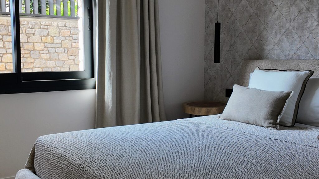 IBI HOUSE by DENISE ✨ Taller de Tapisseria Prèmium – Andorra i Pirineus ✨ El sofà de la teva vida pot continuar sent el mateix, però sorprenent-te i enamorant-te de nou. La nostra missió és recuperar la bellesa dels mobles viscuts, amb història i valor sentimental, i descobrir nous usos de l’art del tapisser professional prèmium. 🏡 Treballem en Hotels, Restaurants, Xalets particulars i en la preparació i adaptació de cases per Airbnb o Booking, el que anomenem “Home Staging”, per donar un aire renovat i acollidor als espais per vendre o llogar ràpidament. 🎨 Al nostre catàleg comptem amb la representació de marques reconegudes nacionals i internacionals marques que ens permeten innovar amb una gran varietat de teixits i textures. 🛋️ Especialitats: Sofàs, cadires i butaques Capçals de llit i parets entapissades Pufs, banquetes i fundes a mida Projectes nàutics i per a terrasses exteriors amb teixits resistents a l’aigua Creació d’estructures a mida 🪡 Taller de Confecció: cortines convencionals, estors, panell japonès, cortina tècnica, coixins, edredons, cobrellits i tèxtil exterior. El tèxtil harmonitza els espais i els fa més còmodes i personals. 🤝 Col·laborem amb els millors interioristes, arquitectes i dissenyadors del Principat d’Andorra per crear propostes adaptades a qualsevol projecte: residències, botigues, oficines, hotels, clíniques i restaurants. 🚤 També oferim serveis de tapisseria de luxe per embarcacions, amb renovació completa de la tapisseria interior i exterior, utilitzant materials italians d’alta qualitat i resistents a l’aigua. 📍 Denise Ibi House també tota classe Cortines a mida amb raïls i barres instal·lades a qualsevol lloc d’Andorra o els Pirineus. Elegància i personalització per a cada espai. #tapisseria #Andorra #Pirineus #decoració #interiorisme IBI HOUSE by DENISE ✨ Taller de Tapicería Premio – Andorra y Pirineos ✨ El sofá de tu vida puede seguir siendo el mismo, pero sorprendiéndote y enamorándote de nuevo. Nuestra misión es recuperar la belleza de los muebles vividos, con historia y valor sentimental, y descubrir nuevos usos del arte del tapicero profesional prémium. 🏡 Trabajamos en hoteles, restaurantes, chalets particulares y en la preparación y adaptación de casas para Airbnb o Booking, lo que llamamos “Home Staging”, para dar un aire renovado y acogedor a los espacios para vender o alquilar rápidamente. 🎨 En nuestro catálogo contamos con la representación de marcas reconocidas nacionales e internacionales, marcas que nos permiten innovar con una gran variedad de tejidos y texturas. 🛋️ Especialidades: Sofás, sillas y sillones Cabezales de cama y paredes tapizadas Pufs, banquillos y fundas a medida Proyectos náuticos y para terrazas exteriores con tejidos resistentes al agua Creación de estructuras a medida 🪡 Taller de confección: cortinas convencionales, estores, panel japonés, cortina técnica, almohadas, edredones, colchas y textil exterior. Renovación de la imagen de hoteles por precios más económicos que uns renovación en obra; con nuestro sistema renovamos sin cerrar ningún día. El textil armoniza los espacios y los hace más cómodos, personales y elegantes. 🤝 Colaboramos con los mejores interioristas, arquitectos y diseñadores del Principado de Andorra y de los Pirineos para crear propuestas adaptadas a cualquier proyecto: residencias, chalets, tiendas, oficinas, hoteles, clínicas y restaurantes. 🚤 También ofrecemos servicios de tapicería de lujo para embarcaciones y terrazas exteriores (así no tenemos que mover todo el textil exterior al interior en caso de lluvia o nevada), con renovación completa de la tapicería interior y exterior, utilizando tejidos habitualmente italianos de alta calidad y resistentes al agua o al fuego (hidrófugos e ignífugos). 📍 Denise Ibi House también toda clase de cortinas a medida con raíles y barras instaladas en cualquier sitio de Andorra o los Pirineos. Elegancia y personalización para cada espacio. #tapicería #Andorra #Pirineos #decoración #interiorismo