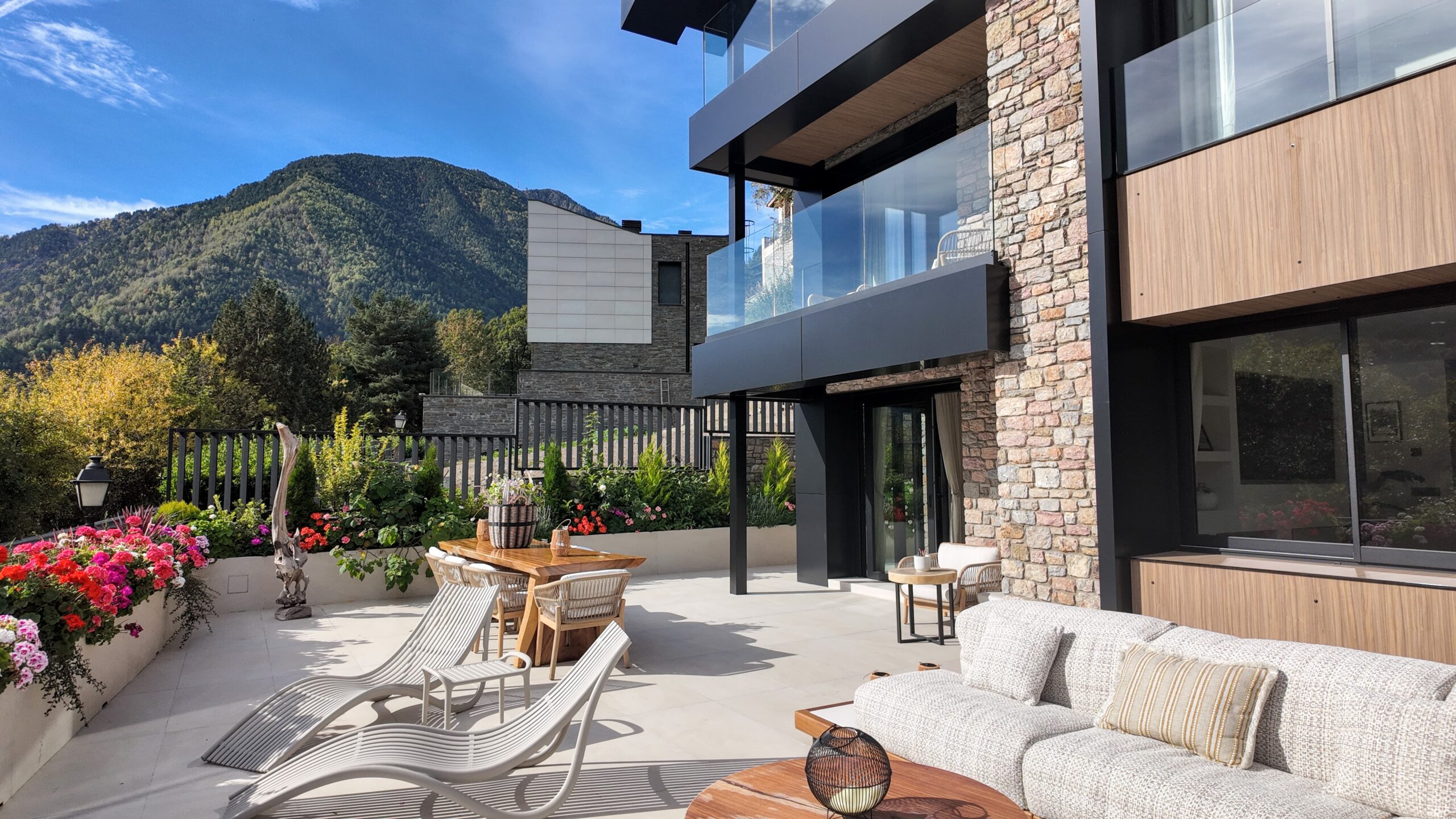 IBI HOUSE by DENISE ✨ Taller de Tapisseria Prèmium – Andorra i Pirineus ✨ El sofà de la teva vida pot continuar sent el mateix, però sorprenent-te i enamorant-te de nou. La nostra missió és recuperar la bellesa dels mobles viscuts, amb història i valor sentimental, i descobrir nous usos de l’art del tapisser professional prèmium. 🏡 Treballem en Hotels, Restaurants, Xalets particulars i en la preparació i adaptació de cases per Airbnb o Booking, el que anomenem “Home Staging”, per donar un aire renovat i acollidor als espais per vendre o llogar ràpidament.