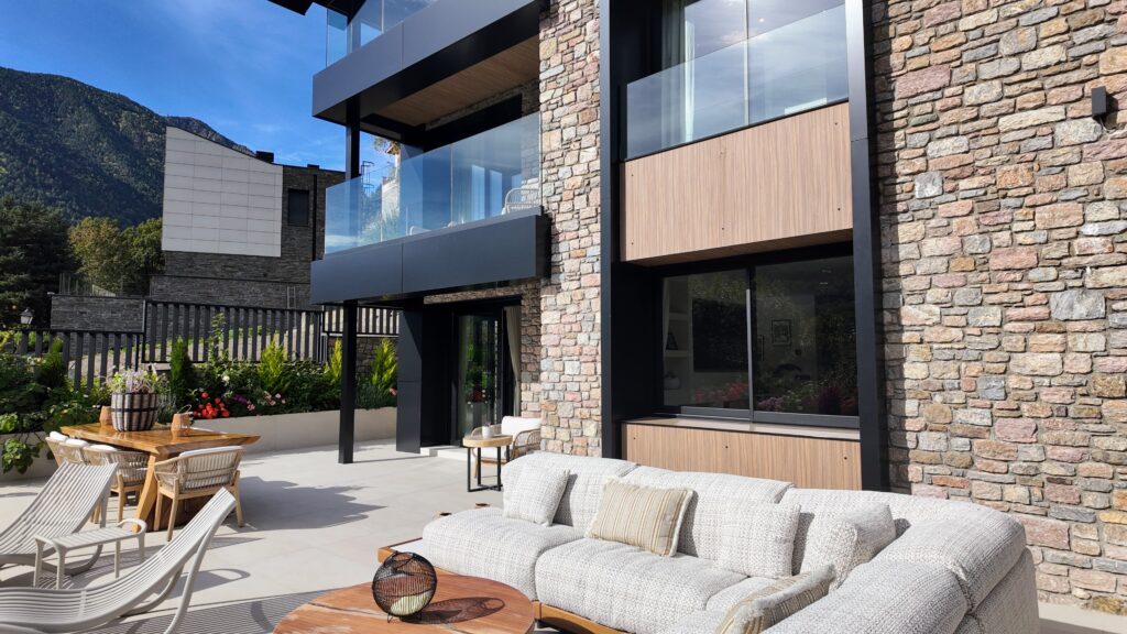 IBI HOUSE by DENISE ✨ Taller de Tapisseria Prèmium – Andorra i Pirineus ✨ El sofà de la teva vida pot continuar sent el mateix, però sorprenent-te i enamorant-te de nou. La nostra missió és recuperar la bellesa dels mobles viscuts, amb història i valor sentimental, i descobrir nous usos de l’art del tapisser professional prèmium. 🏡 Treballem en Hotels, Restaurants, Xalets particulars i en la preparació i adaptació de cases per Airbnb o Booking, el que anomenem “Home Staging”, per donar un aire renovat i acollidor als espais per vendre o llogar ràpidament. 🎨 Al nostre catàleg comptem amb la representació de marques reconegudes nacionals i internacionals marques que ens permeten innovar amb una gran varietat de teixits i textures. 🛋️ Especialitats: Sofàs, cadires i butaques Capçals de llit i parets entapissades Pufs, banquetes i fundes a mida Projectes nàutics i per a terrasses exteriors amb teixits resistents a l’aigua Creació d’estructures a mida 🪡 Taller de Confecció: cortines convencionals, estors, panell japonès, cortina tècnica, coixins, edredons, cobrellits i tèxtil exterior. El tèxtil harmonitza els espais i els fa més còmodes i personals. 🤝 Col·laborem amb els millors interioristes, arquitectes i dissenyadors del Principat d’Andorra per crear propostes adaptades a qualsevol projecte: residències, botigues, oficines, hotels, clíniques i restaurants. 🚤 També oferim serveis de tapisseria de luxe per embarcacions, amb renovació completa de la tapisseria interior i exterior, utilitzant materials italians d’alta qualitat i resistents a l’aigua. 📍 Denise Ibi House també tota classe Cortines a mida amb raïls i barres instal·lades a qualsevol lloc d’Andorra o els Pirineus. Elegància i personalització per a cada espai. #tapisseria #Andorra #Pirineus #decoració #interiorisme IBI HOUSE by DENISE ✨ Taller de Tapicería Premio – Andorra y Pirineos ✨ El sofá de tu vida puede seguir siendo el mismo, pero sorprendiéndote y enamorándote de nuevo. Nuestra misión es recuperar la belleza de los muebles vividos, con historia y valor sentimental, y descubrir nuevos usos del arte del tapicero profesional prémium. 🏡 Trabajamos en hoteles, restaurantes, chalets particulares y en la preparación y adaptación de casas para Airbnb o Booking, lo que llamamos “Home Staging”, para dar un aire renovado y acogedor a los espacios para vender o alquilar rápidamente. 🎨 En nuestro catálogo contamos con la representación de marcas reconocidas nacionales e internacionales, marcas que nos permiten innovar con una gran variedad de tejidos y texturas. 🛋️ Especialidades: Sofás, sillas y sillones Cabezales de cama y paredes tapizadas Pufs, banquillos y fundas a medida Proyectos náuticos y para terrazas exteriores con tejidos resistentes al agua Creación de estructuras a medida 🪡 Taller de confección: cortinas convencionales, estores, panel japonés, cortina técnica, almohadas, edredones, colchas y textil exterior. Renovación de la imagen de hoteles por precios más económicos que uns renovación en obra; con nuestro sistema renovamos sin cerrar ningún día. El textil armoniza los espacios y los hace más cómodos, personales y elegantes. 🤝 Colaboramos con los mejores interioristas, arquitectos y diseñadores del Principado de Andorra y de los Pirineos para crear propuestas adaptadas a cualquier proyecto: residencias, chalets, tiendas, oficinas, hoteles, clínicas y restaurantes. 🚤 También ofrecemos servicios de tapicería de lujo para embarcaciones y terrazas exteriores (así no tenemos que mover todo el textil exterior al interior en caso de lluvia o nevada), con renovación completa de la tapicería interior y exterior, utilizando tejidos habitualmente italianos de alta calidad y resistentes al agua o al fuego (hidrófugos e ignífugos). 📍 Denise Ibi House también toda clase de cortinas a medida con raíles y barras instaladas en cualquier sitio de Andorra o los Pirineos. Elegancia y personalización para cada espacio. #tapicería #Andorra #Pirineos #decoración #interiorismo