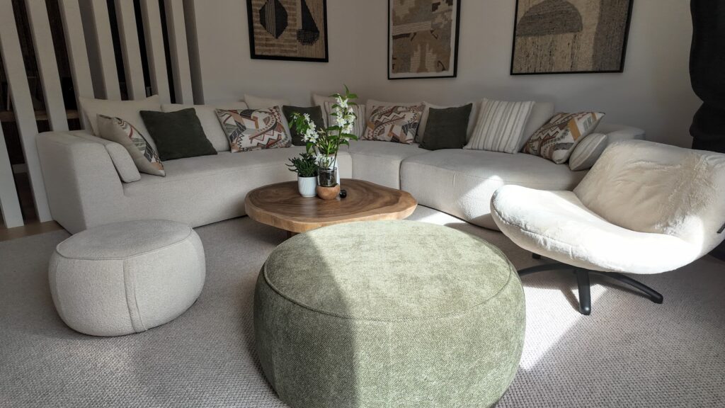 IBI HOUSE by DENISE ✨ Taller de Tapisseria Prèmium – Andorra i Pirineus ✨ El sofà de la teva vida pot continuar sent el mateix, però sorprenent-te i enamorant-te de nou. La nostra missió és recuperar la bellesa dels mobles viscuts, amb història i valor sentimental, i descobrir nous usos de l’art del tapisser professional prèmium. 🏡 Treballem en Hotels, Restaurants, Xalets particulars i en la preparació i adaptació de cases per Airbnb o Booking, el que anomenem “Home Staging”, per donar un aire renovat i acollidor als espais per vendre o llogar ràpidament. 🎨 Al nostre catàleg comptem amb la representació de marques reconegudes nacionals i internacionals marques que ens permeten innovar amb una gran varietat de teixits i textures. 🛋️ Especialitats: Sofàs, cadires i butaques Capçals de llit i parets entapissades Pufs, banquetes i fundes a mida Projectes nàutics i per a terrasses exteriors amb teixits resistents a l’aigua Creació d’estructures a mida 🪡 Taller de Confecció: cortines convencionals, estors, panell japonès, cortina tècnica, coixins, edredons, cobrellits i tèxtil exterior. El tèxtil harmonitza els espais i els fa més còmodes i personals. 🤝 Col·laborem amb els millors interioristes, arquitectes i dissenyadors del Principat d’Andorra per crear propostes adaptades a qualsevol projecte: residències, botigues, oficines, hotels, clíniques i restaurants. 🚤 També oferim serveis de tapisseria de luxe per embarcacions, amb renovació completa de la tapisseria interior i exterior, utilitzant materials italians d’alta qualitat i resistents a l’aigua. 📍 Denise Ibi House també tota classe Cortines a mida amb raïls i barres instal·lades a qualsevol lloc d’Andorra o els Pirineus. Elegància i personalització per a cada espai. #tapisseria #Andorra #Pirineus #decoració #interiorisme IBI HOUSE by DENISE ✨ Taller de Tapicería Premio – Andorra y Pirineos ✨ El sofá de tu vida puede seguir siendo el mismo, pero sorprendiéndote y enamorándote de nuevo. Nuestra misión es recuperar la belleza de los muebles vividos, con historia y valor sentimental, y descubrir nuevos usos del arte del tapicero profesional prémium. 🏡 Trabajamos en hoteles, restaurantes, chalets particulares y en la preparación y adaptación de casas para Airbnb o Booking, lo que llamamos “Home Staging”, para dar un aire renovado y acogedor a los espacios para vender o alquilar rápidamente. 🎨 En nuestro catálogo contamos con la representación de marcas reconocidas nacionales e internacionales, marcas que nos permiten innovar con una gran variedad de tejidos y texturas. 🛋️ Especialidades: Sofás, sillas y sillones Cabezales de cama y paredes tapizadas Pufs, banquillos y fundas a medida Proyectos náuticos y para terrazas exteriores con tejidos resistentes al agua Creación de estructuras a medida 🪡 Taller de confección: cortinas convencionales, estores, panel japonés, cortina técnica, almohadas, edredones, colchas y textil exterior. Renovación de la imagen de hoteles por precios más económicos que uns renovación en obra; con nuestro sistema renovamos sin cerrar ningún día. El textil armoniza los espacios y los hace más cómodos, personales y elegantes. 🤝 Colaboramos con los mejores interioristas, arquitectos y diseñadores del Principado de Andorra y de los Pirineos para crear propuestas adaptadas a cualquier proyecto: residencias, chalets, tiendas, oficinas, hoteles, clínicas y restaurantes. 🚤 También ofrecemos servicios de tapicería de lujo para embarcaciones y terrazas exteriores (así no tenemos que mover todo el textil exterior al interior en caso de lluvia o nevada), con renovación completa de la tapicería interior y exterior, utilizando tejidos habitualmente italianos de alta calidad y resistentes al agua o al fuego (hidrófugos e ignífugos). 📍 Denise Ibi House también toda clase de cortinas a medida con raíles y barras instaladas en cualquier sitio de Andorra o los Pirineos. Elegancia y personalización para cada espacio. #tapicería #Andorra #Pirineos #decoración #interiorismo