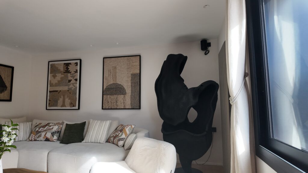 IBI HOUSE by DENISE ✨ Taller de Tapisseria Prèmium – Andorra i Pirineus ✨ El sofà de la teva vida pot continuar sent el mateix, però sorprenent-te i enamorant-te de nou. La nostra missió és recuperar la bellesa dels mobles viscuts, amb història i valor sentimental, i descobrir nous usos de l’art del tapisser professional prèmium. 🏡 Treballem en Hotels, Restaurants, Xalets particulars i en la preparació i adaptació de cases per Airbnb o Booking, el que anomenem “Home Staging”, per donar un aire renovat i acollidor als espais per vendre o llogar ràpidament. 🎨 Al nostre catàleg comptem amb la representació de marques reconegudes nacionals i internacionals marques que ens permeten innovar amb una gran varietat de teixits i textures. 🛋️ Especialitats: Sofàs, cadires i butaques Capçals de llit i parets entapissades Pufs, banquetes i fundes a mida Projectes nàutics i per a terrasses exteriors amb teixits resistents a l’aigua Creació d’estructures a mida 🪡 Taller de Confecció: cortines convencionals, estors, panell japonès, cortina tècnica, coixins, edredons, cobrellits i tèxtil exterior. El tèxtil harmonitza els espais i els fa més còmodes i personals. 🤝 Col·laborem amb els millors interioristes, arquitectes i dissenyadors del Principat d’Andorra per crear propostes adaptades a qualsevol projecte: residències, botigues, oficines, hotels, clíniques i restaurants. 🚤 També oferim serveis de tapisseria de luxe per embarcacions, amb renovació completa de la tapisseria interior i exterior, utilitzant materials italians d’alta qualitat i resistents a l’aigua. 📍 Denise Ibi House també tota classe Cortines a mida amb raïls i barres instal·lades a qualsevol lloc d’Andorra o els Pirineus. Elegància i personalització per a cada espai. #tapisseria #Andorra #Pirineus #decoració #interiorisme IBI HOUSE by DENISE ✨ Taller de Tapicería Premio – Andorra y Pirineos ✨ El sofá de tu vida puede seguir siendo el mismo, pero sorprendiéndote y enamorándote de nuevo. Nuestra misión es recuperar la belleza de los muebles vividos, con historia y valor sentimental, y descubrir nuevos usos del arte del tapicero profesional prémium. 🏡 Trabajamos en hoteles, restaurantes, chalets particulares y en la preparación y adaptación de casas para Airbnb o Booking, lo que llamamos “Home Staging”, para dar un aire renovado y acogedor a los espacios para vender o alquilar rápidamente. 🎨 En nuestro catálogo contamos con la representación de marcas reconocidas nacionales e internacionales, marcas que nos permiten innovar con una gran variedad de tejidos y texturas. 🛋️ Especialidades: Sofás, sillas y sillones Cabezales de cama y paredes tapizadas Pufs, banquillos y fundas a medida Proyectos náuticos y para terrazas exteriores con tejidos resistentes al agua Creación de estructuras a medida 🪡 Taller de confección: cortinas convencionales, estores, panel japonés, cortina técnica, almohadas, edredones, colchas y textil exterior. Renovación de la imagen de hoteles por precios más económicos que uns renovación en obra; con nuestro sistema renovamos sin cerrar ningún día. El textil armoniza los espacios y los hace más cómodos, personales y elegantes. 🤝 Colaboramos con los mejores interioristas, arquitectos y diseñadores del Principado de Andorra y de los Pirineos para crear propuestas adaptadas a cualquier proyecto: residencias, chalets, tiendas, oficinas, hoteles, clínicas y restaurantes. 🚤 También ofrecemos servicios de tapicería de lujo para embarcaciones y terrazas exteriores (así no tenemos que mover todo el textil exterior al interior en caso de lluvia o nevada), con renovación completa de la tapicería interior y exterior, utilizando tejidos habitualmente italianos de alta calidad y resistentes al agua o al fuego (hidrófugos e ignífugos). 📍 Denise Ibi House también toda clase de cortinas a medida con raíles y barras instaladas en cualquier sitio de Andorra o los Pirineos. Elegancia y personalización para cada espacio. #tapicería #Andorra #Pirineos #decoración #interiorismo