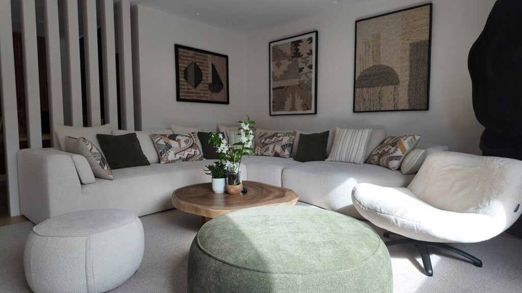 IBI HOUSE by DENISE ✨ Taller de Tapisseria Prèmium – Andorra i Pirineus ✨ El sofà de la teva vida pot continuar sent el mateix, però sorprenent-te i enamorant-te de nou. La nostra missió és recuperar la bellesa dels mobles viscuts, amb història i valor sentimental, i descobrir nous usos de l’art del tapisser professional prèmium. 🏡 Treballem en Hotels, Restaurants, Xalets particulars i en la preparació i adaptació de cases per Airbnb o Booking, el que anomenem “Home Staging”, per donar un aire renovat i acollidor als espais per vendre o llogar ràpidament. 🎨 Al nostre catàleg comptem amb la representació de marques reconegudes nacionals i internacionals marques que ens permeten innovar amb una gran varietat de teixits i textures. 🛋️ Especialitats: Sofàs, cadires i butaques Capçals de llit i parets entapissades Pufs, banquetes i fundes a mida Projectes nàutics i per a terrasses exteriors amb teixits resistents a l’aigua Creació d’estructures a mida 🪡 Taller de Confecció: cortines convencionals, estors, panell japonès, cortina tècnica, coixins, edredons, cobrellits i tèxtil exterior. El tèxtil harmonitza els espais i els fa més còmodes i personals. 🤝 Col·laborem amb els millors interioristes, arquitectes i dissenyadors del Principat d’Andorra per crear propostes adaptades a qualsevol projecte: residències, botigues, oficines, hotels, clíniques i restaurants. 🚤 També oferim serveis de tapisseria de luxe per embarcacions, amb renovació completa de la tapisseria interior i exterior, utilitzant materials italians d’alta qualitat i resistents a l’aigua. 📍 Denise Ibi House també tota classe Cortines a mida amb raïls i barres instal·lades a qualsevol lloc d’Andorra o els Pirineus. Elegància i personalització per a cada espai. #tapisseria #Andorra #Pirineus #decoració #interiorisme IBI HOUSE by DENISE ✨ Taller de Tapicería Premio – Andorra y Pirineos ✨ El sofá de tu vida puede seguir siendo el mismo, pero sorprendiéndote y enamorándote de nuevo. Nuestra misión es recuperar la belleza de los muebles vividos, con historia y valor sentimental, y descubrir nuevos usos del arte del tapicero profesional prémium. 🏡 Trabajamos en hoteles, restaurantes, chalets particulares y en la preparación y adaptación de casas para Airbnb o Booking, lo que llamamos “Home Staging”, para dar un aire renovado y acogedor a los espacios para vender o alquilar rápidamente. 🎨 En nuestro catálogo contamos con la representación de marcas reconocidas nacionales e internacionales, marcas que nos permiten innovar con una gran variedad de tejidos y texturas. 🛋️ Especialidades: Sofás, sillas y sillones Cabezales de cama y paredes tapizadas Pufs, banquillos y fundas a medida Proyectos náuticos y para terrazas exteriores con tejidos resistentes al agua Creación de estructuras a medida 🪡 Taller de confección: cortinas convencionales, estores, panel japonés, cortina técnica, almohadas, edredones, colchas y textil exterior. Renovación de la imagen de hoteles por precios más económicos que uns renovación en obra; con nuestro sistema renovamos sin cerrar ningún día. El textil armoniza los espacios y los hace más cómodos, personales y elegantes. 🤝 Colaboramos con los mejores interioristas, arquitectos y diseñadores del Principado de Andorra y de los Pirineos para crear propuestas adaptadas a cualquier proyecto: residencias, chalets, tiendas, oficinas, hoteles, clínicas y restaurantes. 🚤 También ofrecemos servicios de tapicería de lujo para embarcaciones y terrazas exteriores (así no tenemos que mover todo el textil exterior al interior en caso de lluvia o nevada), con renovación completa de la tapicería interior y exterior, utilizando tejidos habitualmente italianos de alta calidad y resistentes al agua o al fuego (hidrófugos e ignífugos). 📍 Denise Ibi House también toda clase de cortinas a medida con raíles y barras instaladas en cualquier sitio de Andorra o los Pirineos. Elegancia y personalización para cada espacio. #tapicería #Andorra #Pirineos #decoración #interiorismo