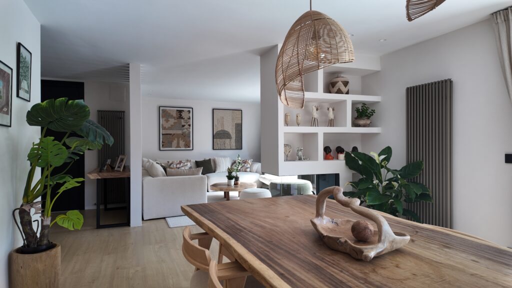 IBI HOUSE by DENISE ✨ Taller de Tapisseria Prèmium – Andorra i Pirineus ✨ El sofà de la teva vida pot continuar sent el mateix, però sorprenent-te i enamorant-te de nou. La nostra missió és recuperar la bellesa dels mobles viscuts, amb història i valor sentimental, i descobrir nous usos de l’art del tapisser professional prèmium. 🏡 Treballem en Hotels, Restaurants, Xalets particulars i en la preparació i adaptació de cases per Airbnb o Booking, el que anomenem “Home Staging”, per donar un aire renovat i acollidor als espais per vendre o llogar ràpidament. 🎨 Al nostre catàleg comptem amb la representació de marques reconegudes nacionals i internacionals marques que ens permeten innovar amb una gran varietat de teixits i textures. 🛋️ Especialitats: Sofàs, cadires i butaques Capçals de llit i parets entapissades Pufs, banquetes i fundes a mida Projectes nàutics i per a terrasses exteriors amb teixits resistents a l’aigua Creació d’estructures a mida 🪡 Taller de Confecció: cortines convencionals, estors, panell japonès, cortina tècnica, coixins, edredons, cobrellits i tèxtil exterior. El tèxtil harmonitza els espais i els fa més còmodes i personals. 🤝 Col·laborem amb els millors interioristes, arquitectes i dissenyadors del Principat d’Andorra per crear propostes adaptades a qualsevol projecte: residències, botigues, oficines, hotels, clíniques i restaurants. 🚤 També oferim serveis de tapisseria de luxe per embarcacions, amb renovació completa de la tapisseria interior i exterior, utilitzant materials italians d’alta qualitat i resistents a l’aigua. 📍 Denise Ibi House també tota classe Cortines a mida amb raïls i barres instal·lades a qualsevol lloc d’Andorra o els Pirineus. Elegància i personalització per a cada espai. #tapisseria #Andorra #Pirineus #decoració #interiorisme IBI HOUSE by DENISE ✨ Taller de Tapicería Premio – Andorra y Pirineos ✨ El sofá de tu vida puede seguir siendo el mismo, pero sorprendiéndote y enamorándote de nuevo. Nuestra misión es recuperar la belleza de los muebles vividos, con historia y valor sentimental, y descubrir nuevos usos del arte del tapicero profesional prémium. 🏡 Trabajamos en hoteles, restaurantes, chalets particulares y en la preparación y adaptación de casas para Airbnb o Booking, lo que llamamos “Home Staging”, para dar un aire renovado y acogedor a los espacios para vender o alquilar rápidamente. 🎨 En nuestro catálogo contamos con la representación de marcas reconocidas nacionales e internacionales, marcas que nos permiten innovar con una gran variedad de tejidos y texturas. 🛋️ Especialidades: Sofás, sillas y sillones Cabezales de cama y paredes tapizadas Pufs, banquillos y fundas a medida Proyectos náuticos y para terrazas exteriores con tejidos resistentes al agua Creación de estructuras a medida 🪡 Taller de confección: cortinas convencionales, estores, panel japonés, cortina técnica, almohadas, edredones, colchas y textil exterior. Renovación de la imagen de hoteles por precios más económicos que uns renovación en obra; con nuestro sistema renovamos sin cerrar ningún día. El textil armoniza los espacios y los hace más cómodos, personales y elegantes. 🤝 Colaboramos con los mejores interioristas, arquitectos y diseñadores del Principado de Andorra y de los Pirineos para crear propuestas adaptadas a cualquier proyecto: residencias, chalets, tiendas, oficinas, hoteles, clínicas y restaurantes. 🚤 También ofrecemos servicios de tapicería de lujo para embarcaciones y terrazas exteriores (así no tenemos que mover todo el textil exterior al interior en caso de lluvia o nevada), con renovación completa de la tapicería interior y exterior, utilizando tejidos habitualmente italianos de alta calidad y resistentes al agua o al fuego (hidrófugos e ignífugos). 📍 Denise Ibi House también toda clase de cortinas a medida con raíles y barras instaladas en cualquier sitio de Andorra o los Pirineos. Elegancia y personalización para cada espacio. #tapicería #Andorra #Pirineos #decoración #interiorismo