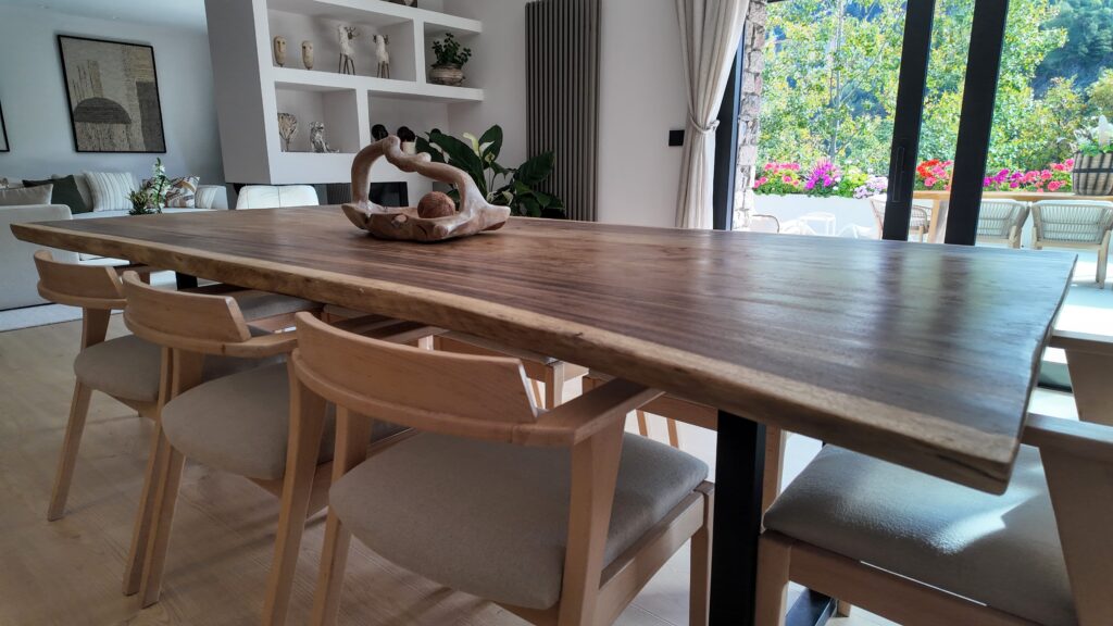 IBI HOUSE by DENISE ✨ Taller de Tapisseria Prèmium – Andorra i Pirineus ✨ El sofà de la teva vida pot continuar sent el mateix, però sorprenent-te i enamorant-te de nou. La nostra missió és recuperar la bellesa dels mobles viscuts, amb història i valor sentimental, i descobrir nous usos de l’art del tapisser professional prèmium. 🏡 Treballem en Hotels, Restaurants, Xalets particulars i en la preparació i adaptació de cases per Airbnb o Booking, el que anomenem “Home Staging”, per donar un aire renovat i acollidor als espais per vendre o llogar ràpidament. 🎨 Al nostre catàleg comptem amb la representació de marques reconegudes nacionals i internacionals marques que ens permeten innovar amb una gran varietat de teixits i textures. 🛋️ Especialitats: Sofàs, cadires i butaques Capçals de llit i parets entapissades Pufs, banquetes i fundes a mida Projectes nàutics i per a terrasses exteriors amb teixits resistents a l’aigua Creació d’estructures a mida 🪡 Taller de Confecció: cortines convencionals, estors, panell japonès, cortina tècnica, coixins, edredons, cobrellits i tèxtil exterior. El tèxtil harmonitza els espais i els fa més còmodes i personals. 🤝 Col·laborem amb els millors interioristes, arquitectes i dissenyadors del Principat d’Andorra per crear propostes adaptades a qualsevol projecte: residències, botigues, oficines, hotels, clíniques i restaurants. 🚤 També oferim serveis de tapisseria de luxe per embarcacions, amb renovació completa de la tapisseria interior i exterior, utilitzant materials italians d’alta qualitat i resistents a l’aigua. 📍 Denise Ibi House també tota classe Cortines a mida amb raïls i barres instal·lades a qualsevol lloc d’Andorra o els Pirineus. Elegància i personalització per a cada espai. #tapisseria #Andorra #Pirineus #decoració #interiorisme IBI HOUSE by DENISE ✨ Taller de Tapicería Premio – Andorra y Pirineos ✨ El sofá de tu vida puede seguir siendo el mismo, pero sorprendiéndote y enamorándote de nuevo. Nuestra misión es recuperar la belleza de los muebles vividos, con historia y valor sentimental, y descubrir nuevos usos del arte del tapicero profesional prémium. 🏡 Trabajamos en hoteles, restaurantes, chalets particulares y en la preparación y adaptación de casas para Airbnb o Booking, lo que llamamos “Home Staging”, para dar un aire renovado y acogedor a los espacios para vender o alquilar rápidamente. 🎨 En nuestro catálogo contamos con la representación de marcas reconocidas nacionales e internacionales, marcas que nos permiten innovar con una gran variedad de tejidos y texturas. 🛋️ Especialidades: Sofás, sillas y sillones Cabezales de cama y paredes tapizadas Pufs, banquillos y fundas a medida Proyectos náuticos y para terrazas exteriores con tejidos resistentes al agua Creación de estructuras a medida 🪡 Taller de confección: cortinas convencionales, estores, panel japonés, cortina técnica, almohadas, edredones, colchas y textil exterior. Renovación de la imagen de hoteles por precios más económicos que uns renovación en obra; con nuestro sistema renovamos sin cerrar ningún día. El textil armoniza los espacios y los hace más cómodos, personales y elegantes. 🤝 Colaboramos con los mejores interioristas, arquitectos y diseñadores del Principado de Andorra y de los Pirineos para crear propuestas adaptadas a cualquier proyecto: residencias, chalets, tiendas, oficinas, hoteles, clínicas y restaurantes. 🚤 También ofrecemos servicios de tapicería de lujo para embarcaciones y terrazas exteriores (así no tenemos que mover todo el textil exterior al interior en caso de lluvia o nevada), con renovación completa de la tapicería interior y exterior, utilizando tejidos habitualmente italianos de alta calidad y resistentes al agua o al fuego (hidrófugos e ignífugos). 📍 Denise Ibi House también toda clase de cortinas a medida con raíles y barras instaladas en cualquier sitio de Andorra o los Pirineos. Elegancia y personalización para cada espacio. #tapicería #Andorra #Pirineos #decoración #interiorismo