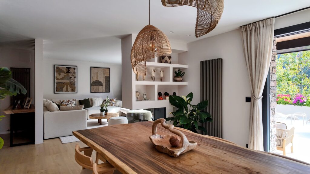 IBI HOUSE by DENISE ✨ Taller de Tapisseria Prèmium – Andorra i Pirineus ✨ El sofà de la teva vida pot continuar sent el mateix, però sorprenent-te i enamorant-te de nou. La nostra missió és recuperar la bellesa dels mobles viscuts, amb història i valor sentimental, i descobrir nous usos de l’art del tapisser professional prèmium. 🏡 Treballem en Hotels, Restaurants, Xalets particulars i en la preparació i adaptació de cases per Airbnb o Booking, el que anomenem “Home Staging”, per donar un aire renovat i acollidor als espais per vendre o llogar ràpidament. 🎨 Al nostre catàleg comptem amb la representació de marques reconegudes nacionals i internacionals marques que ens permeten innovar amb una gran varietat de teixits i textures. 🛋️ Especialitats: Sofàs, cadires i butaques Capçals de llit i parets entapissades Pufs, banquetes i fundes a mida Projectes nàutics i per a terrasses exteriors amb teixits resistents a l’aigua Creació d’estructures a mida 🪡 Taller de Confecció: cortines convencionals, estors, panell japonès, cortina tècnica, coixins, edredons, cobrellits i tèxtil exterior. El tèxtil harmonitza els espais i els fa més còmodes i personals. 🤝 Col·laborem amb els millors interioristes, arquitectes i dissenyadors del Principat d’Andorra per crear propostes adaptades a qualsevol projecte: residències, botigues, oficines, hotels, clíniques i restaurants. 🚤 També oferim serveis de tapisseria de luxe per embarcacions, amb renovació completa de la tapisseria interior i exterior, utilitzant materials italians d’alta qualitat i resistents a l’aigua. 📍 Denise Ibi House també tota classe Cortines a mida amb raïls i barres instal·lades a qualsevol lloc d’Andorra o els Pirineus. Elegància i personalització per a cada espai. #tapisseria #Andorra #Pirineus #decoració #interiorisme IBI HOUSE by DENISE ✨ Taller de Tapicería Premio – Andorra y Pirineos ✨ El sofá de tu vida puede seguir siendo el mismo, pero sorprendiéndote y enamorándote de nuevo. Nuestra misión es recuperar la belleza de los muebles vividos, con historia y valor sentimental, y descubrir nuevos usos del arte del tapicero profesional prémium. 🏡 Trabajamos en hoteles, restaurantes, chalets particulares y en la preparación y adaptación de casas para Airbnb o Booking, lo que llamamos “Home Staging”, para dar un aire renovado y acogedor a los espacios para vender o alquilar rápidamente. 🎨 En nuestro catálogo contamos con la representación de marcas reconocidas nacionales e internacionales, marcas que nos permiten innovar con una gran variedad de tejidos y texturas. 🛋️ Especialidades: Sofás, sillas y sillones Cabezales de cama y paredes tapizadas Pufs, banquillos y fundas a medida Proyectos náuticos y para terrazas exteriores con tejidos resistentes al agua Creación de estructuras a medida 🪡 Taller de confección: cortinas convencionales, estores, panel japonés, cortina técnica, almohadas, edredones, colchas y textil exterior. Renovación de la imagen de hoteles por precios más económicos que uns renovación en obra; con nuestro sistema renovamos sin cerrar ningún día. El textil armoniza los espacios y los hace más cómodos, personales y elegantes. 🤝 Colaboramos con los mejores interioristas, arquitectos y diseñadores del Principado de Andorra y de los Pirineos para crear propuestas adaptadas a cualquier proyecto: residencias, chalets, tiendas, oficinas, hoteles, clínicas y restaurantes. 🚤 También ofrecemos servicios de tapicería de lujo para embarcaciones y terrazas exteriores (así no tenemos que mover todo el textil exterior al interior en caso de lluvia o nevada), con renovación completa de la tapicería interior y exterior, utilizando tejidos habitualmente italianos de alta calidad y resistentes al agua o al fuego (hidrófugos e ignífugos). 📍 Denise Ibi House también toda clase de cortinas a medida con raíles y barras instaladas en cualquier sitio de Andorra o los Pirineos. Elegancia y personalización para cada espacio. #tapicería #Andorra #Pirineos #decoración #interiorismo