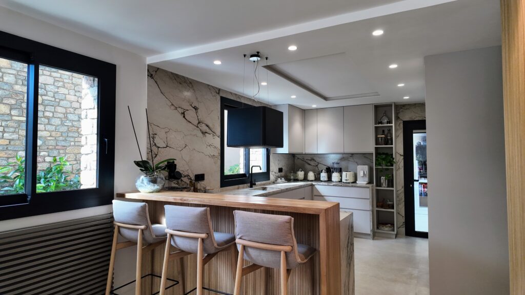 IBI HOUSE by DENISE ✨ Taller de Tapisseria Prèmium – Andorra i Pirineus ✨ El sofà de la teva vida pot continuar sent el mateix, però sorprenent-te i enamorant-te de nou. La nostra missió és recuperar la bellesa dels mobles viscuts, amb història i valor sentimental, i descobrir nous usos de l’art del tapisser professional prèmium. 🏡 Treballem en Hotels, Restaurants, Xalets particulars i en la preparació i adaptació de cases per Airbnb o Booking, el que anomenem “Home Staging”, per donar un aire renovat i acollidor als espais per vendre o llogar ràpidament. 🎨 Al nostre catàleg comptem amb la representació de marques reconegudes nacionals i internacionals marques que ens permeten innovar amb una gran varietat de teixits i textures. 🛋️ Especialitats: Sofàs, cadires i butaques Capçals de llit i parets entapissades Pufs, banquetes i fundes a mida Projectes nàutics i per a terrasses exteriors amb teixits resistents a l’aigua Creació d’estructures a mida 🪡 Taller de Confecció: cortines convencionals, estors, panell japonès, cortina tècnica, coixins, edredons, cobrellits i tèxtil exterior. El tèxtil harmonitza els espais i els fa més còmodes i personals. 🤝 Col·laborem amb els millors interioristes, arquitectes i dissenyadors del Principat d’Andorra per crear propostes adaptades a qualsevol projecte: residències, botigues, oficines, hotels, clíniques i restaurants. 🚤 També oferim serveis de tapisseria de luxe per embarcacions, amb renovació completa de la tapisseria interior i exterior, utilitzant materials italians d’alta qualitat i resistents a l’aigua. 📍 Denise Ibi House també tota classe Cortines a mida amb raïls i barres instal·lades a qualsevol lloc d’Andorra o els Pirineus. Elegància i personalització per a cada espai. #tapisseria #Andorra #Pirineus #decoració #interiorisme IBI HOUSE by DENISE ✨ Taller de Tapicería Premio – Andorra y Pirineos ✨ El sofá de tu vida puede seguir siendo el mismo, pero sorprendiéndote y enamorándote de nuevo. Nuestra misión es recuperar la belleza de los muebles vividos, con historia y valor sentimental, y descubrir nuevos usos del arte del tapicero profesional prémium. 🏡 Trabajamos en hoteles, restaurantes, chalets particulares y en la preparación y adaptación de casas para Airbnb o Booking, lo que llamamos “Home Staging”, para dar un aire renovado y acogedor a los espacios para vender o alquilar rápidamente. 🎨 En nuestro catálogo contamos con la representación de marcas reconocidas nacionales e internacionales, marcas que nos permiten innovar con una gran variedad de tejidos y texturas. 🛋️ Especialidades: Sofás, sillas y sillones Cabezales de cama y paredes tapizadas Pufs, banquillos y fundas a medida Proyectos náuticos y para terrazas exteriores con tejidos resistentes al agua Creación de estructuras a medida 🪡 Taller de confección: cortinas convencionales, estores, panel japonés, cortina técnica, almohadas, edredones, colchas y textil exterior. Renovación de la imagen de hoteles por precios más económicos que uns renovación en obra; con nuestro sistema renovamos sin cerrar ningún día. El textil armoniza los espacios y los hace más cómodos, personales y elegantes. 🤝 Colaboramos con los mejores interioristas, arquitectos y diseñadores del Principado de Andorra y de los Pirineos para crear propuestas adaptadas a cualquier proyecto: residencias, chalets, tiendas, oficinas, hoteles, clínicas y restaurantes. 🚤 También ofrecemos servicios de tapicería de lujo para embarcaciones y terrazas exteriores (así no tenemos que mover todo el textil exterior al interior en caso de lluvia o nevada), con renovación completa de la tapicería interior y exterior, utilizando tejidos habitualmente italianos de alta calidad y resistentes al agua o al fuego (hidrófugos e ignífugos). 📍 Denise Ibi House también toda clase de cortinas a medida con raíles y barras instaladas en cualquier sitio de Andorra o los Pirineos. Elegancia y personalización para cada espacio. #tapicería #Andorra #Pirineos #decoración #interiorismo