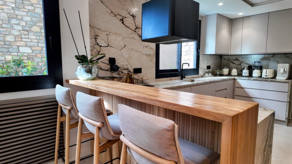 IBI HOUSE by DENISE ✨ Taller de Tapisseria Prèmium – Andorra i Pirineus ✨ El sofà de la teva vida pot continuar sent el mateix, però sorprenent-te i enamorant-te de nou. La nostra missió és recuperar la bellesa dels mobles viscuts, amb història i valor sentimental, i descobrir nous usos de l’art del tapisser professional prèmium. 🏡 Treballem en Hotels, Restaurants, Xalets particulars i en la preparació i adaptació de cases per Airbnb o Booking, el que anomenem “Home Staging”, per donar un aire renovat i acollidor als espais per vendre o llogar ràpidament. 🎨 Al nostre catàleg comptem amb la representació de marques reconegudes nacionals i internacionals marques que ens permeten innovar amb una gran varietat de teixits i textures. 🛋️ Especialitats: Sofàs, cadires i butaques Capçals de llit i parets entapissades Pufs, banquetes i fundes a mida Projectes nàutics i per a terrasses exteriors amb teixits resistents a l’aigua Creació d’estructures a mida 🪡 Taller de Confecció: cortines convencionals, estors, panell japonès, cortina tècnica, coixins, edredons, cobrellits i tèxtil exterior. El tèxtil harmonitza els espais i els fa més còmodes i personals. 🤝 Col·laborem amb els millors interioristes, arquitectes i dissenyadors del Principat d’Andorra per crear propostes adaptades a qualsevol projecte: residències, botigues, oficines, hotels, clíniques i restaurants. 🚤 També oferim serveis de tapisseria de luxe per embarcacions, amb renovació completa de la tapisseria interior i exterior, utilitzant materials italians d’alta qualitat i resistents a l’aigua. 📍 Denise Ibi House també tota classe Cortines a mida amb raïls i barres instal·lades a qualsevol lloc d’Andorra o els Pirineus. Elegància i personalització per a cada espai. #tapisseria #Andorra #Pirineus #decoració #interiorisme IBI HOUSE by DENISE ✨ Taller de Tapicería Premio – Andorra y Pirineos ✨ El sofá de tu vida puede seguir siendo el mismo, pero sorprendiéndote y enamorándote de nuevo. Nuestra misión es recuperar la belleza de los muebles vividos, con historia y valor sentimental, y descubrir nuevos usos del arte del tapicero profesional prémium. 🏡 Trabajamos en hoteles, restaurantes, chalets particulares y en la preparación y adaptación de casas para Airbnb o Booking, lo que llamamos “Home Staging”, para dar un aire renovado y acogedor a los espacios para vender o alquilar rápidamente. 🎨 En nuestro catálogo contamos con la representación de marcas reconocidas nacionales e internacionales, marcas que nos permiten innovar con una gran variedad de tejidos y texturas. 🛋️ Especialidades: Sofás, sillas y sillones Cabezales de cama y paredes tapizadas Pufs, banquillos y fundas a medida Proyectos náuticos y para terrazas exteriores con tejidos resistentes al agua Creación de estructuras a medida 🪡 Taller de confección: cortinas convencionales, estores, panel japonés, cortina técnica, almohadas, edredones, colchas y textil exterior. Renovación de la imagen de hoteles por precios más económicos que uns renovación en obra; con nuestro sistema renovamos sin cerrar ningún día. El textil armoniza los espacios y los hace más cómodos, personales y elegantes. 🤝 Colaboramos con los mejores interioristas, arquitectos y diseñadores del Principado de Andorra y de los Pirineos para crear propuestas adaptadas a cualquier proyecto: residencias, chalets, tiendas, oficinas, hoteles, clínicas y restaurantes. 🚤 También ofrecemos servicios de tapicería de lujo para embarcaciones y terrazas exteriores (así no tenemos que mover todo el textil exterior al interior en caso de lluvia o nevada), con renovación completa de la tapicería interior y exterior, utilizando tejidos habitualmente italianos de alta calidad y resistentes al agua o al fuego (hidrófugos e ignífugos). 📍 Denise Ibi House también toda clase de cortinas a medida con raíles y barras instaladas en cualquier sitio de Andorra o los Pirineos. Elegancia y personalización para cada espacio. #tapicería #Andorra #Pirineos #decoración #interiorismo