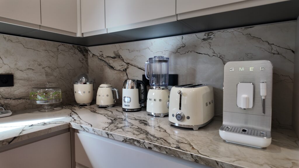 IBI HOUSE by DENISE ✨ Taller de Tapisseria Prèmium – Andorra i Pirineus ✨ El sofà de la teva vida pot continuar sent el mateix, però sorprenent-te i enamorant-te de nou. La nostra missió és recuperar la bellesa dels mobles viscuts, amb història i valor sentimental, i descobrir nous usos de l’art del tapisser professional prèmium. 🏡 Treballem en Hotels, Restaurants, Xalets particulars i en la preparació i adaptació de cases per Airbnb o Booking, el que anomenem “Home Staging”, per donar un aire renovat i acollidor als espais per vendre o llogar ràpidament. 🎨 Al nostre catàleg comptem amb la representació de marques reconegudes nacionals i internacionals marques que ens permeten innovar amb una gran varietat de teixits i textures. 🛋️ Especialitats: Sofàs, cadires i butaques Capçals de llit i parets entapissades Pufs, banquetes i fundes a mida Projectes nàutics i per a terrasses exteriors amb teixits resistents a l’aigua Creació d’estructures a mida 🪡 Taller de Confecció: cortines convencionals, estors, panell japonès, cortina tècnica, coixins, edredons, cobrellits i tèxtil exterior. El tèxtil harmonitza els espais i els fa més còmodes i personals. 🤝 Col·laborem amb els millors interioristes, arquitectes i dissenyadors del Principat d’Andorra per crear propostes adaptades a qualsevol projecte: residències, botigues, oficines, hotels, clíniques i restaurants. 🚤 També oferim serveis de tapisseria de luxe per embarcacions, amb renovació completa de la tapisseria interior i exterior, utilitzant materials italians d’alta qualitat i resistents a l’aigua. 📍 Denise Ibi House també tota classe Cortines a mida amb raïls i barres instal·lades a qualsevol lloc d’Andorra o els Pirineus. Elegància i personalització per a cada espai. #tapisseria #Andorra #Pirineus #decoració #interiorisme IBI HOUSE by DENISE ✨ Taller de Tapicería Premio – Andorra y Pirineos ✨ El sofá de tu vida puede seguir siendo el mismo, pero sorprendiéndote y enamorándote de nuevo. Nuestra misión es recuperar la belleza de los muebles vividos, con historia y valor sentimental, y descubrir nuevos usos del arte del tapicero profesional prémium. 🏡 Trabajamos en hoteles, restaurantes, chalets particulares y en la preparación y adaptación de casas para Airbnb o Booking, lo que llamamos “Home Staging”, para dar un aire renovado y acogedor a los espacios para vender o alquilar rápidamente. 🎨 En nuestro catálogo contamos con la representación de marcas reconocidas nacionales e internacionales, marcas que nos permiten innovar con una gran variedad de tejidos y texturas. 🛋️ Especialidades: Sofás, sillas y sillones Cabezales de cama y paredes tapizadas Pufs, banquillos y fundas a medida Proyectos náuticos y para terrazas exteriores con tejidos resistentes al agua Creación de estructuras a medida 🪡 Taller de confección: cortinas convencionales, estores, panel japonés, cortina técnica, almohadas, edredones, colchas y textil exterior. Renovación de la imagen de hoteles por precios más económicos que uns renovación en obra; con nuestro sistema renovamos sin cerrar ningún día. El textil armoniza los espacios y los hace más cómodos, personales y elegantes. 🤝 Colaboramos con los mejores interioristas, arquitectos y diseñadores del Principado de Andorra y de los Pirineos para crear propuestas adaptadas a cualquier proyecto: residencias, chalets, tiendas, oficinas, hoteles, clínicas y restaurantes. 🚤 También ofrecemos servicios de tapicería de lujo para embarcaciones y terrazas exteriores (así no tenemos que mover todo el textil exterior al interior en caso de lluvia o nevada), con renovación completa de la tapicería interior y exterior, utilizando tejidos habitualmente italianos de alta calidad y resistentes al agua o al fuego (hidrófugos e ignífugos). 📍 Denise Ibi House también toda clase de cortinas a medida con raíles y barras instaladas en cualquier sitio de Andorra o los Pirineos. Elegancia y personalización para cada espacio. #tapicería #Andorra #Pirineos #decoración #interiorismo