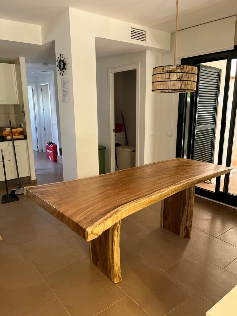 IBI HOUSE és l’empresa especialitzada en tapisseria i cortinatges de luxe que ofereix una àmplia gamma de serveis per a xalets i apartaments exclusius a Andorra i al Pirineu. Els nostres treballs de tapisseria inclouen: tapissar sofàs, butaques, cadires, capçals de llit i bancs, renovació de mobles d’autor, confecció de coixins personalitzats i fundes a mida, així com restauració de peces antigues amb acabats impecables. En el camp del cortinatge, confeccionem cortines i estors amb teixits prèmium, incorporant sistemes tècnics que permeten controlar la llum i la privacitat amb elegància. Treballem amb materials com vellut, seda, lli i altres fibres nobles, tant en dissenys clàssics com en patrons més moderns, adaptant-nos sempre a l’estil i les necessitats del client. Altres serveis que oferim inclouen la instal·lació de cortines amb sistemes domòtics, entapissats per a parets i panells decoratius, així com assessorament personalitzat en la selecció de teixits, combinacions cromàtiques i acabats per garantir una coherència total en el disseny interior. Cada projecte és únic, i en IBI HOUSE combinem artesania, tecnologia i disseny innovador per aconseguir espais exclusius, sofisticats i totalment personalitzats, garantint la màxima qualitat i un servei complet des de la concepció fins a la instal·lació final. La nostra empresa IBI HOUSE de tapisseria de luxe a Andorra fa treballs especialitzats en la confecció, restauració i instal·lació de peces tèxtils per a la decoració interior d’habitatges exclusius, xalets i apartaments prèmium. Els serveis habituals inclouen tapissar sofàs, butaques, cadires, capçals de llit i bancs amb teixits d’alta gamma, així com renovar i personalitzar mobles d’autor. També confeccionen cortines i cortinatges a mida per a grans finestrals i sistemes de control solar, utilitzant materials nobles com el vellut, la seda, el lli i altres teixits selectes. (De les millors fàbriques de teixits per a decoració d’Itàlia) Entre els treballs més sol·licitats s’inclouen: Tapisseria de sofàs, butaques, cadires i mobles d’autor. Elaboració de cortines, estors i cortinatges a mida amb disseny exclusiu. Confecció de coixins decoratius, fundes i accessoris tèxtils personalitzats. Renovació de capçals de llit, banquetes i mobles auxiliars. Instal·lació de cortines tècniques i sistemes domòtics per control solar. Utilització de teixits prèmium amb varietat de textures, colors i estampats. Serveis de restauració per peces antigues o de gran valor artístic. Projectes integrals per xalets, apartaments, hotels i boutiques i cases de luxe. Disseny i confecció d’entapissats per parets i panells decoratius. Assessorament personalitzat per seleccionar materials, acabats i combinacions òptimes. A més, la nostra empresa especialitzada en cortinatges de luxe i ens encarreguem de crear solucions a mesura que aporten elegància, funcionalitat i exclusivitat a qualsevol espai, dissenyant cortines i entapissats que s’adapten a les tendències actuals, les demandes del client i l’estil arquitectònic de cada projecte.