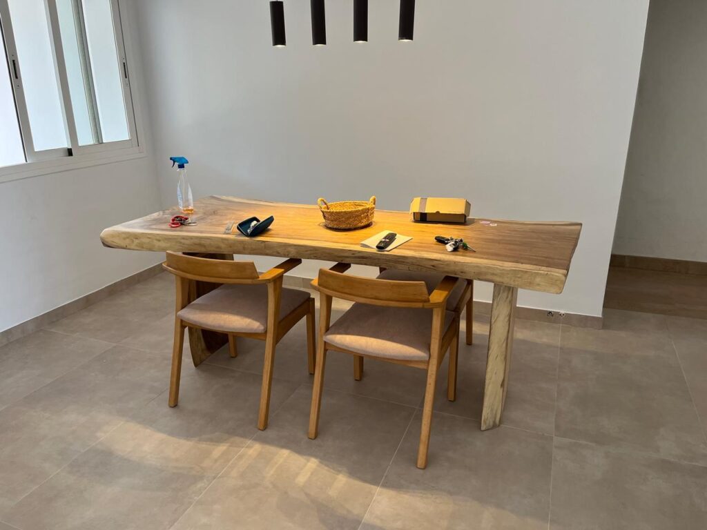 IBI HOUSE és l’empresa especialitzada en tapisseria i cortinatges de luxe que ofereix una àmplia gamma de serveis per a xalets i apartaments exclusius a Andorra i al Pirineu. Els nostres treballs de tapisseria inclouen: tapissar sofàs, butaques, cadires, capçals de llit i bancs, renovació de mobles d’autor, confecció de coixins personalitzats i fundes a mida, així com restauració de peces antigues amb acabats impecables. En el camp del cortinatge, confeccionem cortines i estors amb teixits prèmium, incorporant sistemes tècnics que permeten controlar la llum i la privacitat amb elegància. Treballem amb materials com vellut, seda, lli i altres fibres nobles, tant en dissenys clàssics com en patrons més moderns, adaptant-nos sempre a l’estil i les necessitats del client. Altres serveis que oferim inclouen la instal·lació de cortines amb sistemes domòtics, entapissats per a parets i panells decoratius, així com assessorament personalitzat en la selecció de teixits, combinacions cromàtiques i acabats per garantir una coherència total en el disseny interior. Cada projecte és únic, i en IBI HOUSE combinem artesania, tecnologia i disseny innovador per aconseguir espais exclusius, sofisticats i totalment personalitzats, garantint la màxima qualitat i un servei complet des de la concepció fins a la instal·lació final. La nostra empresa IBI HOUSE de tapisseria de luxe a Andorra fa treballs especialitzats en la confecció, restauració i instal·lació de peces tèxtils per a la decoració interior d’habitatges exclusius, xalets i apartaments prèmium. Els serveis habituals inclouen tapissar sofàs, butaques, cadires, capçals de llit i bancs amb teixits d’alta gamma, així com renovar i personalitzar mobles d’autor. També confeccionen cortines i cortinatges a mida per a grans finestrals i sistemes de control solar, utilitzant materials nobles com el vellut, la seda, el lli i altres teixits selectes. (De les millors fàbriques de teixits per a decoració d’Itàlia) Entre els treballs més sol·licitats s’inclouen: Tapisseria de sofàs, butaques, cadires i mobles d’autor. Elaboració de cortines, estors i cortinatges a mida amb disseny exclusiu. Confecció de coixins decoratius, fundes i accessoris tèxtils personalitzats. Renovació de capçals de llit, banquetes i mobles auxiliars. Instal·lació de cortines tècniques i sistemes domòtics per control solar. Utilització de teixits prèmium amb varietat de textures, colors i estampats. Serveis de restauració per peces antigues o de gran valor artístic. Projectes integrals per xalets, apartaments, hotels i boutiques i cases de luxe. Disseny i confecció d’entapissats per parets i panells decoratius. Assessorament personalitzat per seleccionar materials, acabats i combinacions òptimes. A més, la nostra empresa especialitzada en cortinatges de luxe i ens encarreguem de crear solucions a mesura que aporten elegància, funcionalitat i exclusivitat a qualsevol espai, dissenyant cortines i entapissats que s’adapten a les tendències actuals, les demandes del client i l’estil arquitectònic de cada projecte.