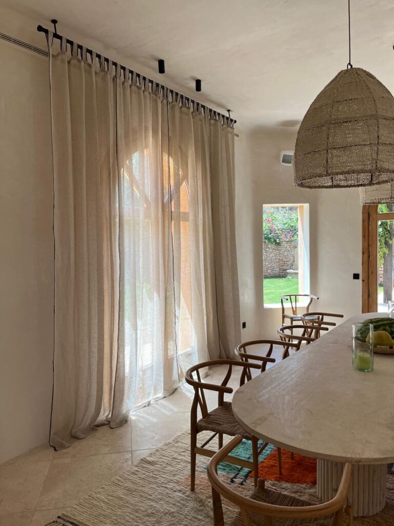 IBI HOUSE és l’empresa especialitzada en tapisseria i cortinatges de luxe que ofereix una àmplia gamma de serveis per a xalets i apartaments exclusius a Andorra i al Pirineu. Els nostres treballs de tapisseria inclouen: tapissar sofàs, butaques, cadires, capçals de llit i bancs, renovació de mobles d’autor, confecció de coixins personalitzats i fundes a mida, així com restauració de peces antigues amb acabats impecables. En el camp del cortinatge, confeccionem cortines i estors amb teixits prèmium, incorporant sistemes tècnics que permeten controlar la llum i la privacitat amb elegància. Treballem amb materials com vellut, seda, lli i altres fibres nobles, tant en dissenys clàssics com en patrons més moderns, adaptant-nos sempre a l’estil i les necessitats del client. Altres serveis que oferim inclouen la instal·lació de cortines amb sistemes domòtics, entapissats per a parets i panells decoratius, així com assessorament personalitzat en la selecció de teixits, combinacions cromàtiques i acabats per garantir una coherència total en el disseny interior. Cada projecte és únic, i en IBI HOUSE combinem artesania, tecnologia i disseny innovador per aconseguir espais exclusius, sofisticats i totalment personalitzats, garantint la màxima qualitat i un servei complet des de la concepció fins a la instal·lació final. La nostra empresa IBI HOUSE de tapisseria de luxe a Andorra fa treballs especialitzats en la confecció, restauració i instal·lació de peces tèxtils per a la decoració interior d’habitatges exclusius, xalets i apartaments prèmium. Els serveis habituals inclouen tapissar sofàs, butaques, cadires, capçals de llit i bancs amb teixits d’alta gamma, així com renovar i personalitzar mobles d’autor. També confeccionen cortines i cortinatges a mida per a grans finestrals i sistemes de control solar, utilitzant materials nobles com el vellut, la seda, el lli i altres teixits selectes. (De les millors fàbriques de teixits per a decoració d’Itàlia) Entre els treballs més sol·licitats s’inclouen: Tapisseria de sofàs, butaques, cadires i mobles d’autor. Elaboració de cortines, estors i cortinatges a mida amb disseny exclusiu. Confecció de coixins decoratius, fundes i accessoris tèxtils personalitzats. Renovació de capçals de llit, banquetes i mobles auxiliars. Instal·lació de cortines tècniques i sistemes domòtics per control solar. Utilització de teixits prèmium amb varietat de textures, colors i estampats. Serveis de restauració per peces antigues o de gran valor artístic. Projectes integrals per xalets, apartaments, hotels i boutiques i cases de luxe. Disseny i confecció d’entapissats per parets i panells decoratius. Assessorament personalitzat per seleccionar materials, acabats i combinacions òptimes. A més, la nostra empresa especialitzada en cortinatges de luxe i ens encarreguem de crear solucions a mesura que aporten elegància, funcionalitat i exclusivitat a qualsevol espai, dissenyant cortines i entapissats que s’adapten a les tendències actuals, les demandes del client i l’estil arquitectònic de cada projecte.