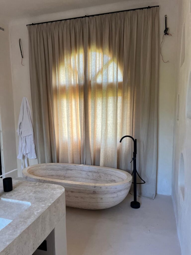 IBI HOUSE és l’empresa especialitzada en tapisseria i cortinatges de luxe que ofereix una àmplia gamma de serveis per a xalets i apartaments exclusius a Andorra i al Pirineu. Els nostres treballs de tapisseria inclouen: tapissar sofàs, butaques, cadires, capçals de llit i bancs, renovació de mobles d’autor, confecció de coixins personalitzats i fundes a mida, així com restauració de peces antigues amb acabats impecables. En el camp del cortinatge, confeccionem cortines i estors amb teixits prèmium, incorporant sistemes tècnics que permeten controlar la llum i la privacitat amb elegància. Treballem amb materials com vellut, seda, lli i altres fibres nobles, tant en dissenys clàssics com en patrons més moderns, adaptant-nos sempre a l’estil i les necessitats del client. Altres serveis que oferim inclouen la instal·lació de cortines amb sistemes domòtics, entapissats per a parets i panells decoratius, així com assessorament personalitzat en la selecció de teixits, combinacions cromàtiques i acabats per garantir una coherència total en el disseny interior. Cada projecte és únic, i en IBI HOUSE combinem artesania, tecnologia i disseny innovador per aconseguir espais exclusius, sofisticats i totalment personalitzats, garantint la màxima qualitat i un servei complet des de la concepció fins a la instal·lació final. La nostra empresa IBI HOUSE de tapisseria de luxe a Andorra fa treballs especialitzats en la confecció, restauració i instal·lació de peces tèxtils per a la decoració interior d’habitatges exclusius, xalets i apartaments prèmium. Els serveis habituals inclouen tapissar sofàs, butaques, cadires, capçals de llit i bancs amb teixits d’alta gamma, així com renovar i personalitzar mobles d’autor. També confeccionen cortines i cortinatges a mida per a grans finestrals i sistemes de control solar, utilitzant materials nobles com el vellut, la seda, el lli i altres teixits selectes. (De les millors fàbriques de teixits per a decoració d’Itàlia) Entre els treballs més sol·licitats s’inclouen: Tapisseria de sofàs, butaques, cadires i mobles d’autor. Elaboració de cortines, estors i cortinatges a mida amb disseny exclusiu. Confecció de coixins decoratius, fundes i accessoris tèxtils personalitzats. Renovació de capçals de llit, banquetes i mobles auxiliars. Instal·lació de cortines tècniques i sistemes domòtics per control solar. Utilització de teixits prèmium amb varietat de textures, colors i estampats. Serveis de restauració per peces antigues o de gran valor artístic. Projectes integrals per xalets, apartaments, hotels i boutiques i cases de luxe. Disseny i confecció d’entapissats per parets i panells decoratius. Assessorament personalitzat per seleccionar materials, acabats i combinacions òptimes. A més, la nostra empresa especialitzada en cortinatges de luxe i ens encarreguem de crear solucions a mesura que aporten elegància, funcionalitat i exclusivitat a qualsevol espai, dissenyant cortines i entapissats que s’adapten a les tendències actuals, les demandes del client i l’estil arquitectònic de cada projecte.