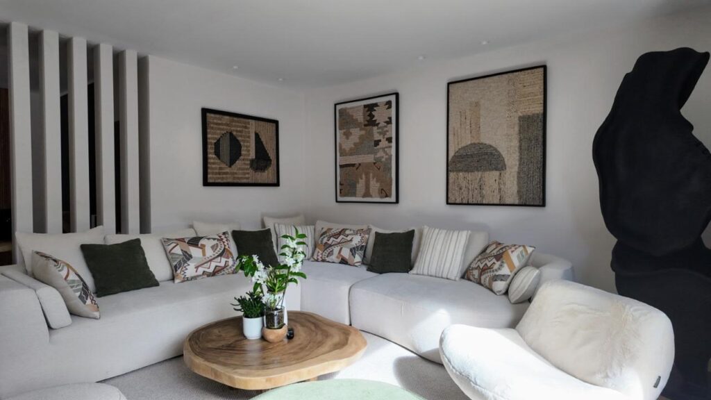 IBI HOUSE és l’empresa especialitzada en tapisseria i cortinatges de luxe que ofereix una àmplia gamma de serveis per a xalets i apartaments exclusius a Andorra i al Pirineu. Els nostres treballs de tapisseria inclouen: tapissar sofàs, butaques, cadires, capçals de llit i bancs, renovació de mobles d’autor, confecció de coixins personalitzats i fundes a mida, així com restauració de peces antigues amb acabats impecables. En el camp del cortinatge, confeccionem cortines i estors amb teixits prèmium, incorporant sistemes tècnics que permeten controlar la llum i la privacitat amb elegància. Treballem amb materials com vellut, seda, lli i altres fibres nobles, tant en dissenys clàssics com en patrons més moderns, adaptant-nos sempre a l’estil i les necessitats del client. Altres serveis que oferim inclouen la instal·lació de cortines amb sistemes domòtics, entapissats per a parets i panells decoratius, així com assessorament personalitzat en la selecció de teixits, combinacions cromàtiques i acabats per garantir una coherència total en el disseny interior. Cada projecte és únic, i en IBI HOUSE combinem artesania, tecnologia i disseny innovador per aconseguir espais exclusius, sofisticats i totalment personalitzats, garantint la màxima qualitat i un servei complet des de la concepció fins a la instal·lació final. La nostra empresa IBI HOUSE de tapisseria de luxe a Andorra fa treballs especialitzats en la confecció, restauració i instal·lació de peces tèxtils per a la decoració interior d’habitatges exclusius, xalets i apartaments prèmium. Els serveis habituals inclouen tapissar sofàs, butaques, cadires, capçals de llit i bancs amb teixits d’alta gamma, així com renovar i personalitzar mobles d’autor. També confeccionen cortines i cortinatges a mida per a grans finestrals i sistemes de control solar, utilitzant materials nobles com el vellut, la seda, el lli i altres teixits selectes. (De les millors fàbriques de teixits per a decoració d’Itàlia) Entre els treballs més sol·licitats s’inclouen: Tapisseria de sofàs, butaques, cadires i mobles d’autor. Elaboració de cortines, estors i cortinatges a mida amb disseny exclusiu. Confecció de coixins decoratius, fundes i accessoris tèxtils personalitzats. Renovació de capçals de llit, banquetes i mobles auxiliars. Instal·lació de cortines tècniques i sistemes domòtics per control solar. Utilització de teixits prèmium amb varietat de textures, colors i estampats. Serveis de restauració per peces antigues o de gran valor artístic. Projectes integrals per xalets, apartaments, hotels i boutiques i cases de luxe. Disseny i confecció d’entapissats per parets i panells decoratius. Assessorament personalitzat per seleccionar materials, acabats i combinacions òptimes. A més, la nostra empresa especialitzada en cortinatges de luxe i ens encarreguem de crear solucions a mesura que aporten elegància, funcionalitat i exclusivitat a qualsevol espai, dissenyant cortines i entapissats que s’adapten a les tendències actuals, les demandes del client i l’estil arquitectònic de cada projecte.