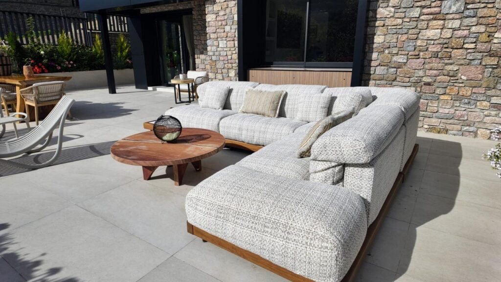 IBI HOUSE és l’empresa especialitzada en tapisseria i cortinatges de luxe que ofereix una àmplia gamma de serveis per a xalets i apartaments exclusius a Andorra i al Pirineu. Els nostres treballs de tapisseria inclouen: tapissar sofàs, butaques, cadires, capçals de llit i bancs, renovació de mobles d’autor, confecció de coixins personalitzats i fundes a mida, així com restauració de peces antigues amb acabats impecables. En el camp del cortinatge, confeccionem cortines i estors amb teixits prèmium, incorporant sistemes tècnics que permeten controlar la llum i la privacitat amb elegància. Treballem amb materials com vellut, seda, lli i altres fibres nobles, tant en dissenys clàssics com en patrons més moderns, adaptant-nos sempre a l’estil i les necessitats del client. Altres serveis que oferim inclouen la instal·lació de cortines amb sistemes domòtics, entapissats per a parets i panells decoratius, així com assessorament personalitzat en la selecció de teixits, combinacions cromàtiques i acabats per garantir una coherència total en el disseny interior. Cada projecte és únic, i en IBI HOUSE combinem artesania, tecnologia i disseny innovador per aconseguir espais exclusius, sofisticats i totalment personalitzats, garantint la màxima qualitat i un servei complet des de la concepció fins a la instal·lació final. La nostra empresa IBI HOUSE de tapisseria de luxe a Andorra fa treballs especialitzats en la confecció, restauració i instal·lació de peces tèxtils per a la decoració interior d’habitatges exclusius, xalets i apartaments prèmium. Els serveis habituals inclouen tapissar sofàs, butaques, cadires, capçals de llit i bancs amb teixits d’alta gamma, així com renovar i personalitzar mobles d’autor. També confeccionen cortines i cortinatges a mida per a grans finestrals i sistemes de control solar, utilitzant materials nobles com el vellut, la seda, el lli i altres teixits selectes. (De les millors fàbriques de teixits per a decoració d’Itàlia) Entre els treballs més sol·licitats s’inclouen: Tapisseria de sofàs, butaques, cadires i mobles d’autor. Elaboració de cortines, estors i cortinatges a mida amb disseny exclusiu. Confecció de coixins decoratius, fundes i accessoris tèxtils personalitzats. Renovació de capçals de llit, banquetes i mobles auxiliars. Instal·lació de cortines tècniques i sistemes domòtics per control solar. Utilització de teixits prèmium amb varietat de textures, colors i estampats. Serveis de restauració per peces antigues o de gran valor artístic. Projectes integrals per xalets, apartaments, hotels i boutiques i cases de luxe. Disseny i confecció d’entapissats per parets i panells decoratius. Assessorament personalitzat per seleccionar materials, acabats i combinacions òptimes. A més, la nostra empresa especialitzada en cortinatges de luxe i ens encarreguem de crear solucions a mesura que aporten elegància, funcionalitat i exclusivitat a qualsevol espai, dissenyant cortines i entapissats que s’adapten a les tendències actuals, les demandes del client i l’estil arquitectònic de cada projecte.