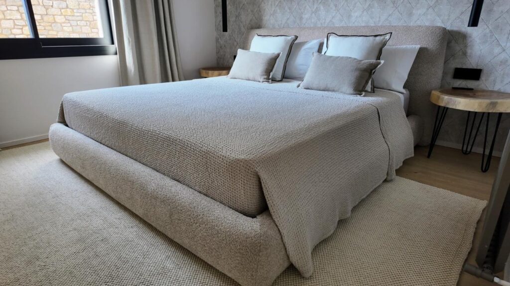 IBI HOUSE és l’empresa especialitzada en tapisseria i cortinatges de luxe que ofereix una àmplia gamma de serveis per a xalets i apartaments exclusius a Andorra. Els nostres treballs de tapisseria inclouen: tapissar sofàs, butaques, cadires, capçals de llit i bancs, renovació de mobles d’autor, confecció de coixins personalitzats i fundes a mida, així com restauració de peces antigues amb acabats impecables. En el camp del cortinatge, confeccionem cortines i estors amb teixits premium, incorporant sistemes tècnics que permeten controlar la llum i la privacitat amb elegància. Treballem amb materials com vellut, seda, lli i altres fibres nobles, tant en dissenys clàssics com en patrons més moderns, adaptant-nos sempre a l’estil i les necessitats del client. Altres serveis que oferim inclouen la instal·lació de cortines amb sistemes domòtics, entapissats per a parets i panells decoratius, així com assessorament personalitzat en la selecció de teixits, combinacions cromàtiques i acabats per garantir una coherència total en el disseny interior. Cada projecte és únic, i en IBI HOUSE combinem artesania, tecnologia i disseny innovador per aconseguir espais exclusius, sofisticats i totalment personalitzats, garantint la màxima qualitat i un servei complet des de la concepció fins a la instal·lació final.