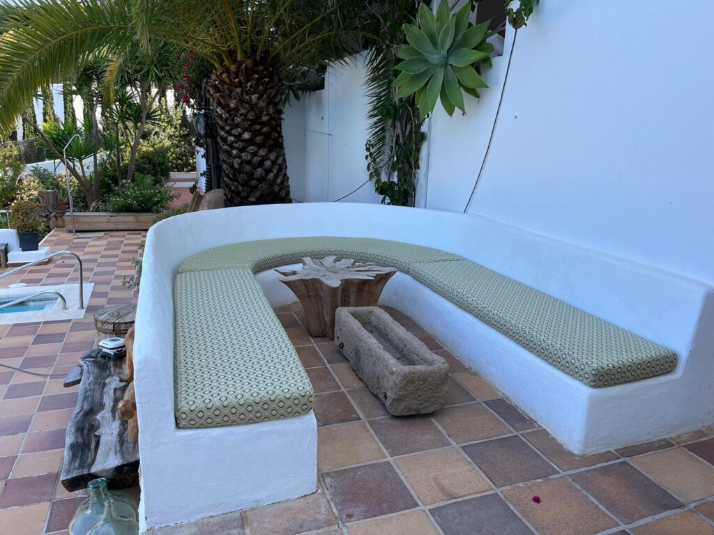 IBI HOUSE és l’empresa especialitzada en tapisseria i cortinatges de luxe que ofereix una àmplia gamma de serveis per a xalets i apartaments exclusius a Andorra i al Pirineu. Els nostres treballs de tapisseria inclouen: tapissar sofàs, butaques, cadires, capçals de llit i bancs, renovació de mobles d’autor, confecció de coixins personalitzats i fundes a mida, així com restauració de peces antigues amb acabats impecables. En el camp del cortinatge, confeccionem cortines i estors amb teixits prèmium, incorporant sistemes tècnics que permeten controlar la llum i la privacitat amb elegància. Treballem amb materials com vellut, seda, lli i altres fibres nobles, tant en dissenys clàssics com en patrons més moderns, adaptant-nos sempre a l’estil i les necessitats del client. Altres serveis que oferim inclouen la instal·lació de cortines amb sistemes domòtics, entapissats per a parets i panells decoratius, així com assessorament personalitzat en la selecció de teixits, combinacions cromàtiques i acabats per garantir una coherència total en el disseny interior. Cada projecte és únic, i en IBI HOUSE combinem artesania, tecnologia i disseny innovador per aconseguir espais exclusius, sofisticats i totalment personalitzats, garantint la màxima qualitat i un servei complet des de la concepció fins a la instal·lació final. La nostra empresa IBI HOUSE de tapisseria de luxe a Andorra fa treballs especialitzats en la confecció, restauració i instal·lació de peces tèxtils per a la decoració interior d’habitatges exclusius, xalets i apartaments prèmium. Els serveis habituals inclouen tapissar sofàs, butaques, cadires, capçals de llit i bancs amb teixits d’alta gamma, així com renovar i personalitzar mobles d’autor. També confeccionen cortines i cortinatges a mida per a grans finestrals i sistemes de control solar, utilitzant materials nobles com el vellut, la seda, el lli i altres teixits selectes. (De les millors fàbriques de teixits per a decoració d’Itàlia) Entre els treballs més sol·licitats s’inclouen: Tapisseria de sofàs, butaques, cadires i mobles d’autor. Elaboració de cortines, estors i cortinatges a mida amb disseny exclusiu. Confecció de coixins decoratius, fundes i accessoris tèxtils personalitzats. Renovació de capçals de llit, banquetes i mobles auxiliars. Instal·lació de cortines tècniques i sistemes domòtics per control solar. Utilització de teixits prèmium amb varietat de textures, colors i estampats. Serveis de restauració per peces antigues o de gran valor artístic. Projectes integrals per xalets, apartaments, hotels i boutiques i cases de luxe. Disseny i confecció d’entapissats per parets i panells decoratius. Assessorament personalitzat per seleccionar materials, acabats i combinacions òptimes. A més, la nostra empresa especialitzada en cortinatges de luxe i ens encarreguem de crear solucions a mesura que aporten elegància, funcionalitat i exclusivitat a qualsevol espai, dissenyant cortines i entapissats que s’adapten a les tendències actuals, les demandes del client i l’estil arquitectònic de cada projecte.