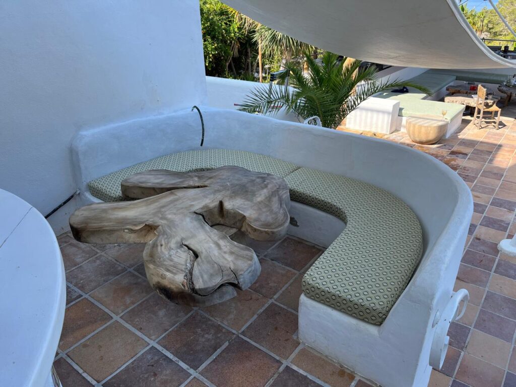 IBI HOUSE és l’empresa especialitzada en tapisseria i cortinatges de luxe que ofereix una àmplia gamma de serveis per a xalets i apartaments exclusius a Andorra i al Pirineu. Els nostres treballs de tapisseria inclouen: tapissar sofàs, butaques, cadires, capçals de llit i bancs, renovació de mobles d’autor, confecció de coixins personalitzats i fundes a mida, així com restauració de peces antigues amb acabats impecables. En el camp del cortinatge, confeccionem cortines i estors amb teixits prèmium, incorporant sistemes tècnics que permeten controlar la llum i la privacitat amb elegància. Treballem amb materials com vellut, seda, lli i altres fibres nobles, tant en dissenys clàssics com en patrons més moderns, adaptant-nos sempre a l’estil i les necessitats del client. Altres serveis que oferim inclouen la instal·lació de cortines amb sistemes domòtics, entapissats per a parets i panells decoratius, així com assessorament personalitzat en la selecció de teixits, combinacions cromàtiques i acabats per garantir una coherència total en el disseny interior. Cada projecte és únic, i en IBI HOUSE combinem artesania, tecnologia i disseny innovador per aconseguir espais exclusius, sofisticats i totalment personalitzats, garantint la màxima qualitat i un servei complet des de la concepció fins a la instal·lació final. La nostra empresa IBI HOUSE de tapisseria de luxe a Andorra fa treballs especialitzats en la confecció, restauració i instal·lació de peces tèxtils per a la decoració interior d’habitatges exclusius, xalets i apartaments prèmium. Els serveis habituals inclouen tapissar sofàs, butaques, cadires, capçals de llit i bancs amb teixits d’alta gamma, així com renovar i personalitzar mobles d’autor. També confeccionen cortines i cortinatges a mida per a grans finestrals i sistemes de control solar, utilitzant materials nobles com el vellut, la seda, el lli i altres teixits selectes. (De les millors fàbriques de teixits per a decoració d’Itàlia) Entre els treballs més sol·licitats s’inclouen: Tapisseria de sofàs, butaques, cadires i mobles d’autor. Elaboració de cortines, estors i cortinatges a mida amb disseny exclusiu. Confecció de coixins decoratius, fundes i accessoris tèxtils personalitzats. Renovació de capçals de llit, banquetes i mobles auxiliars. Instal·lació de cortines tècniques i sistemes domòtics per control solar. Utilització de teixits prèmium amb varietat de textures, colors i estampats. Serveis de restauració per peces antigues o de gran valor artístic. Projectes integrals per xalets, apartaments, hotels i boutiques i cases de luxe. Disseny i confecció d’entapissats per parets i panells decoratius. Assessorament personalitzat per seleccionar materials, acabats i combinacions òptimes. A més, la nostra empresa especialitzada en cortinatges de luxe i ens encarreguem de crear solucions a mesura que aporten elegància, funcionalitat i exclusivitat a qualsevol espai, dissenyant cortines i entapissats que s’adapten a les tendències actuals, les demandes del client i l’estil arquitectònic de cada projecte.