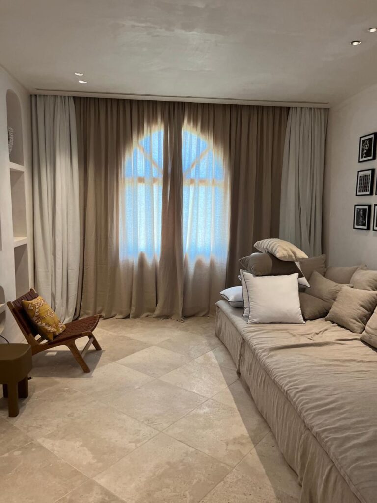 IBI HOUSE és l’empresa especialitzada en tapisseria i cortinatges de luxe que ofereix una àmplia gamma de serveis per a xalets i apartaments exclusius a Andorra i al Pirineu. Els nostres treballs de tapisseria inclouen: tapissar sofàs, butaques, cadires, capçals de llit i bancs, renovació de mobles d’autor, confecció de coixins personalitzats i fundes a mida, així com restauració de peces antigues amb acabats impecables. En el camp del cortinatge, confeccionem cortines i estors amb teixits prèmium, incorporant sistemes tècnics que permeten controlar la llum i la privacitat amb elegància. Treballem amb materials com vellut, seda, lli i altres fibres nobles, tant en dissenys clàssics com en patrons més moderns, adaptant-nos sempre a l’estil i les necessitats del client. Altres serveis que oferim inclouen la instal·lació de cortines amb sistemes domòtics, entapissats per a parets i panells decoratius, així com assessorament personalitzat en la selecció de teixits, combinacions cromàtiques i acabats per garantir una coherència total en el disseny interior. Cada projecte és únic, i en IBI HOUSE combinem artesania, tecnologia i disseny innovador per aconseguir espais exclusius, sofisticats i totalment personalitzats, garantint la màxima qualitat i un servei complet des de la concepció fins a la instal·lació final. La nostra empresa IBI HOUSE de tapisseria de luxe a Andorra fa treballs especialitzats en la confecció, restauració i instal·lació de peces tèxtils per a la decoració interior d’habitatges exclusius, xalets i apartaments prèmium. Els serveis habituals inclouen tapissar sofàs, butaques, cadires, capçals de llit i bancs amb teixits d’alta gamma, així com renovar i personalitzar mobles d’autor. També confeccionen cortines i cortinatges a mida per a grans finestrals i sistemes de control solar, utilitzant materials nobles com el vellut, la seda, el lli i altres teixits selectes. (De les millors fàbriques de teixits per a decoració d’Itàlia) Entre els treballs més sol·licitats s’inclouen: Tapisseria de sofàs, butaques, cadires i mobles d’autor. Elaboració de cortines, estors i cortinatges a mida amb disseny exclusiu. Confecció de coixins decoratius, fundes i accessoris tèxtils personalitzats. Renovació de capçals de llit, banquetes i mobles auxiliars. Instal·lació de cortines tècniques i sistemes domòtics per control solar. Utilització de teixits prèmium amb varietat de textures, colors i estampats. Serveis de restauració per peces antigues o de gran valor artístic. Projectes integrals per xalets, apartaments, hotels i boutiques i cases de luxe. Disseny i confecció d’entapissats per parets i panells decoratius. Assessorament personalitzat per seleccionar materials, acabats i combinacions òptimes. A més, la nostra empresa especialitzada en cortinatges de luxe i ens encarreguem de crear solucions a mesura que aporten elegància, funcionalitat i exclusivitat a qualsevol espai, dissenyant cortines i entapissats que s’adapten a les tendències actuals, les demandes del client i l’estil arquitectònic de cada projecte.