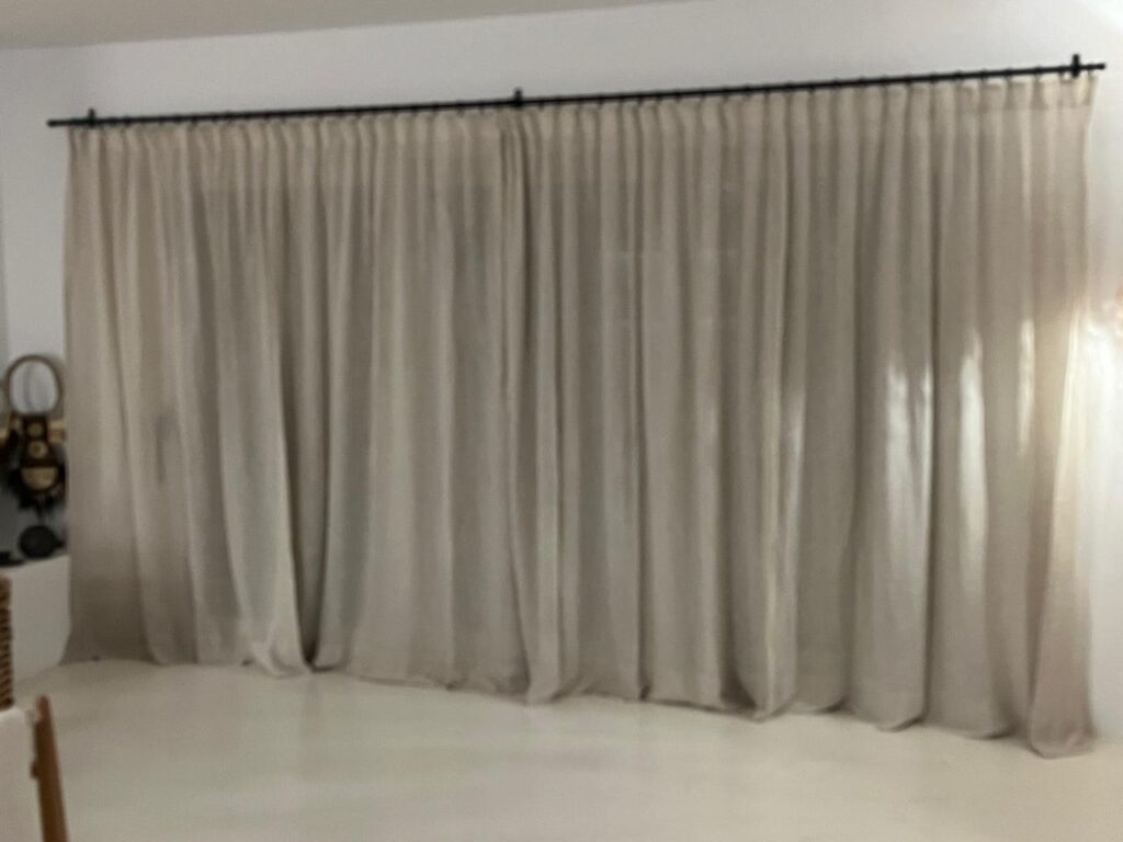 IBI HOUSE és l’empresa especialitzada en tapisseria i cortinatges de luxe que ofereix una àmplia gamma de serveis per a xalets i apartaments exclusius a Andorra i al Pirineu. Els nostres treballs de tapisseria inclouen: tapissar sofàs, butaques, cadires, capçals de llit i bancs, renovació de mobles d’autor, confecció de coixins personalitzats i fundes a mida, així com restauració de peces antigues amb acabats impecables. En el camp del cortinatge, confeccionem cortines i estors amb teixits prèmium, incorporant sistemes tècnics que permeten controlar la llum i la privacitat amb elegància. Treballem amb materials com vellut, seda, lli i altres fibres nobles, tant en dissenys clàssics com en patrons més moderns, adaptant-nos sempre a l’estil i les necessitats del client. Altres serveis que oferim inclouen la instal·lació de cortines amb sistemes domòtics, entapissats per a parets i panells decoratius, així com assessorament personalitzat en la selecció de teixits, combinacions cromàtiques i acabats per garantir una coherència total en el disseny interior. Cada projecte és únic, i en IBI HOUSE combinem artesania, tecnologia i disseny innovador per aconseguir espais exclusius, sofisticats i totalment personalitzats, garantint la màxima qualitat i un servei complet des de la concepció fins a la instal·lació final. La nostra empresa IBI HOUSE de tapisseria de luxe a Andorra fa treballs especialitzats en la confecció, restauració i instal·lació de peces tèxtils per a la decoració interior d’habitatges exclusius, xalets i apartaments prèmium. Els serveis habituals inclouen tapissar sofàs, butaques, cadires, capçals de llit i bancs amb teixits d’alta gamma, així com renovar i personalitzar mobles d’autor. També confeccionen cortines i cortinatges a mida per a grans finestrals i sistemes de control solar, utilitzant materials nobles com el vellut, la seda, el lli i altres teixits selectes. (De les millors fàbriques de teixits per a decoració d’Itàlia) Entre els treballs més sol·licitats s’inclouen: Tapisseria de sofàs, butaques, cadires i mobles d’autor. Elaboració de cortines, estors i cortinatges a mida amb disseny exclusiu. Confecció de coixins decoratius, fundes i accessoris tèxtils personalitzats. Renovació de capçals de llit, banquetes i mobles auxiliars. Instal·lació de cortines tècniques i sistemes domòtics per control solar. Utilització de teixits prèmium amb varietat de textures, colors i estampats. Serveis de restauració per peces antigues o de gran valor artístic. Projectes integrals per xalets, apartaments, hotels i boutiques i cases de luxe. Disseny i confecció d’entapissats per parets i panells decoratius. Assessorament personalitzat per seleccionar materials, acabats i combinacions òptimes. A més, la nostra empresa especialitzada en cortinatges de luxe i ens encarreguem de crear solucions a mesura que aporten elegància, funcionalitat i exclusivitat a qualsevol espai, dissenyant cortines i entapissats que s’adapten a les tendències actuals, les demandes del client i l’estil arquitectònic de cada projecte.