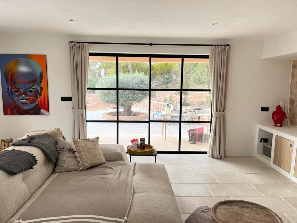 IBI HOUSE és l’empresa especialitzada en tapisseria i cortinatges de luxe que ofereix una àmplia gamma de serveis per a xalets i apartaments exclusius a Andorra i al Pirineu. Els nostres treballs de tapisseria inclouen: tapissar sofàs, butaques, cadires, capçals de llit i bancs, renovació de mobles d’autor, confecció de coixins personalitzats i fundes a mida, així com restauració de peces antigues amb acabats impecables. En el camp del cortinatge, confeccionem cortines i estors amb teixits prèmium, incorporant sistemes tècnics que permeten controlar la llum i la privacitat amb elegància. Treballem amb materials com vellut, seda, lli i altres fibres nobles, tant en dissenys clàssics com en patrons més moderns, adaptant-nos sempre a l’estil i les necessitats del client. Altres serveis que oferim inclouen la instal·lació de cortines amb sistemes domòtics, entapissats per a parets i panells decoratius, així com assessorament personalitzat en la selecció de teixits, combinacions cromàtiques i acabats per garantir una coherència total en el disseny interior. Cada projecte és únic, i en IBI HOUSE combinem artesania, tecnologia i disseny innovador per aconseguir espais exclusius, sofisticats i totalment personalitzats, garantint la màxima qualitat i un servei complet des de la concepció fins a la instal·lació final. La nostra empresa IBI HOUSE de tapisseria de luxe a Andorra fa treballs especialitzats en la confecció, restauració i instal·lació de peces tèxtils per a la decoració interior d’habitatges exclusius, xalets i apartaments prèmium. Els serveis habituals inclouen tapissar sofàs, butaques, cadires, capçals de llit i bancs amb teixits d’alta gamma, així com renovar i personalitzar mobles d’autor. També confeccionen cortines i cortinatges a mida per a grans finestrals i sistemes de control solar, utilitzant materials nobles com el vellut, la seda, el lli i altres teixits selectes. (De les millors fàbriques de teixits per a decoració d’Itàlia) Entre els treballs més sol·licitats s’inclouen: Tapisseria de sofàs, butaques, cadires i mobles d’autor. Elaboració de cortines, estors i cortinatges a mida amb disseny exclusiu. Confecció de coixins decoratius, fundes i accessoris tèxtils personalitzats. Renovació de capçals de llit, banquetes i mobles auxiliars. Instal·lació de cortines tècniques i sistemes domòtics per control solar. Utilització de teixits prèmium amb varietat de textures, colors i estampats. Serveis de restauració per peces antigues o de gran valor artístic. Projectes integrals per xalets, apartaments, hotels i boutiques i cases de luxe. Disseny i confecció d’entapissats per parets i panells decoratius. Assessorament personalitzat per seleccionar materials, acabats i combinacions òptimes. A més, la nostra empresa especialitzada en cortinatges de luxe i ens encarreguem de crear solucions a mesura que aporten elegància, funcionalitat i exclusivitat a qualsevol espai, dissenyant cortines i entapissats que s’adapten a les tendències actuals, les demandes del client i l’estil arquitectònic de cada projecte.