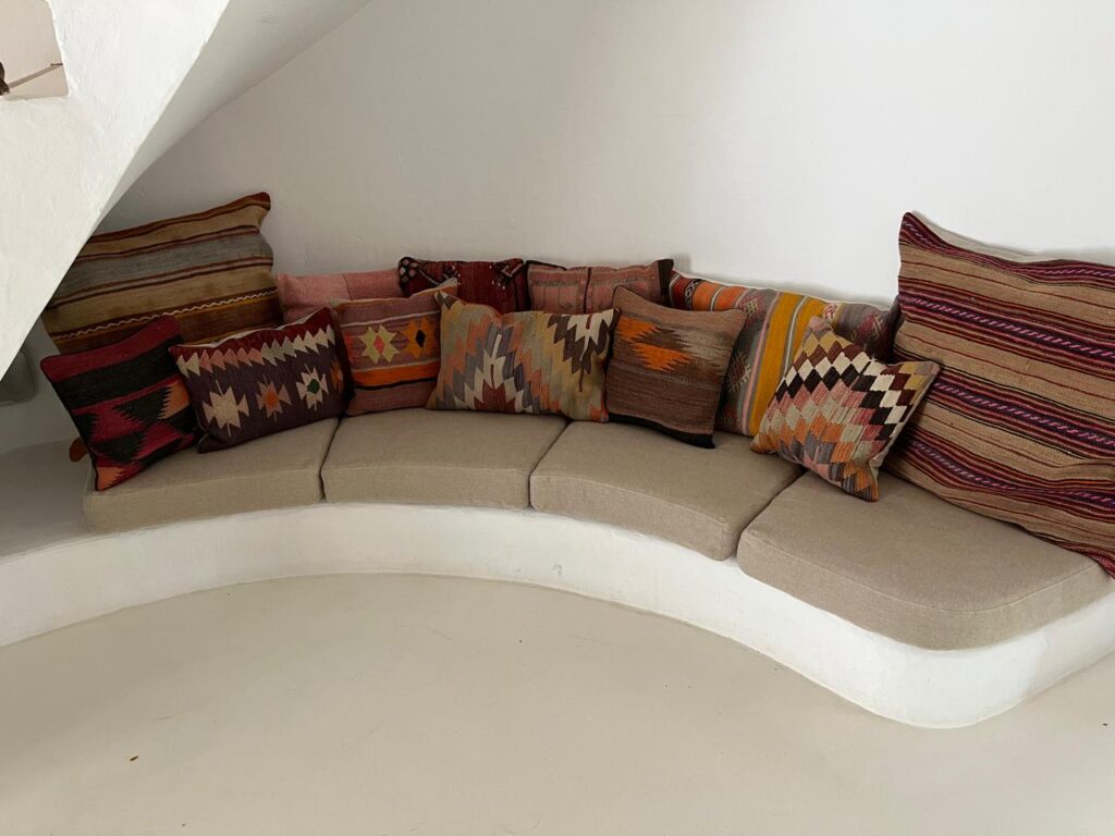 IBI HOUSE és l’empresa especialitzada en tapisseria i cortinatges de luxe que ofereix una àmplia gamma de serveis per a xalets i apartaments exclusius a Andorra i al Pirineu. Els nostres treballs de tapisseria inclouen: tapissar sofàs, butaques, cadires, capçals de llit i bancs, renovació de mobles d’autor, confecció de coixins personalitzats i fundes a mida, així com restauració de peces antigues amb acabats impecables. En el camp del cortinatge, confeccionem cortines i estors amb teixits prèmium, incorporant sistemes tècnics que permeten controlar la llum i la privacitat amb elegància. Treballem amb materials com vellut, seda, lli i altres fibres nobles, tant en dissenys clàssics com en patrons més moderns, adaptant-nos sempre a l’estil i les necessitats del client. Altres serveis que oferim inclouen la instal·lació de cortines amb sistemes domòtics, entapissats per a parets i panells decoratius, així com assessorament personalitzat en la selecció de teixits, combinacions cromàtiques i acabats per garantir una coherència total en el disseny interior. Cada projecte és únic, i en IBI HOUSE combinem artesania, tecnologia i disseny innovador per aconseguir espais exclusius, sofisticats i totalment personalitzats, garantint la màxima qualitat i un servei complet des de la concepció fins a la instal·lació final. La nostra empresa IBI HOUSE de tapisseria de luxe a Andorra fa treballs especialitzats en la confecció, restauració i instal·lació de peces tèxtils per a la decoració interior d’habitatges exclusius, xalets i apartaments prèmium. Els serveis habituals inclouen tapissar sofàs, butaques, cadires, capçals de llit i bancs amb teixits d’alta gamma, així com renovar i personalitzar mobles d’autor. També confeccionen cortines i cortinatges a mida per a grans finestrals i sistemes de control solar, utilitzant materials nobles com el vellut, la seda, el lli i altres teixits selectes. (De les millors fàbriques de teixits per a decoració d’Itàlia) Entre els treballs més sol·licitats s’inclouen: Tapisseria de sofàs, butaques, cadires i mobles d’autor. Elaboració de cortines, estors i cortinatges a mida amb disseny exclusiu. Confecció de coixins decoratius, fundes i accessoris tèxtils personalitzats. Renovació de capçals de llit, banquetes i mobles auxiliars. Instal·lació de cortines tècniques i sistemes domòtics per control solar. Utilització de teixits prèmium amb varietat de textures, colors i estampats. Serveis de restauració per peces antigues o de gran valor artístic. Projectes integrals per xalets, apartaments, hotels i boutiques i cases de luxe. Disseny i confecció d’entapissats per parets i panells decoratius. Assessorament personalitzat per seleccionar materials, acabats i combinacions òptimes. A més, la nostra empresa especialitzada en cortinatges de luxe i ens encarreguem de crear solucions a mesura que aporten elegància, funcionalitat i exclusivitat a qualsevol espai, dissenyant cortines i entapissats que s’adapten a les tendències actuals, les demandes del client i l’estil arquitectònic de cada projecte.