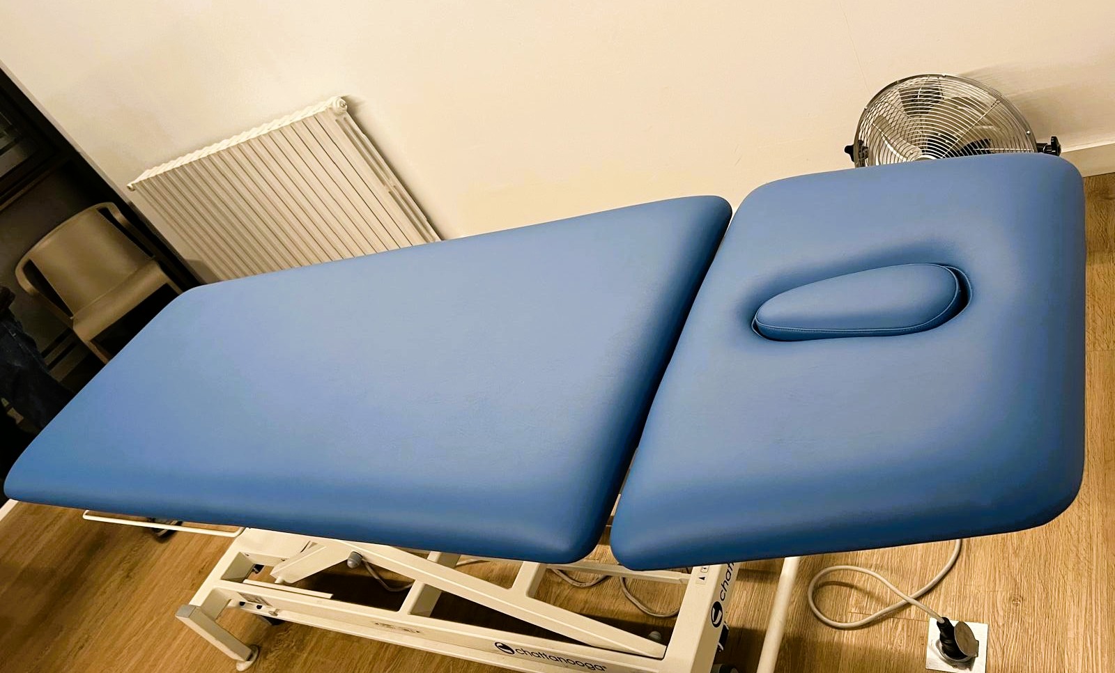 Nos dedicamos a renovar camillas para clínicas, spas, balnearios, centros de estética y centros de fisioterapia en Andorra y en todos los Pirineos. Utilizamos materiales duraderos y antibacterianos. ¿Se puede recuperar una camilla de masaje? En algunos casos, pequeños desgarros, arañazos o manchas se pueden reparar con éxito, restaurando la funcionalidad y la apariencia de la mesa. Sin embargo, daños graves, rasgaduras extensas o problemas estructurales pueden requerir un reemplazo o un retapizado. Nuestra especialidad es el retapizado profesional. Trabajamos en Andorra y en todos los Pirineos.